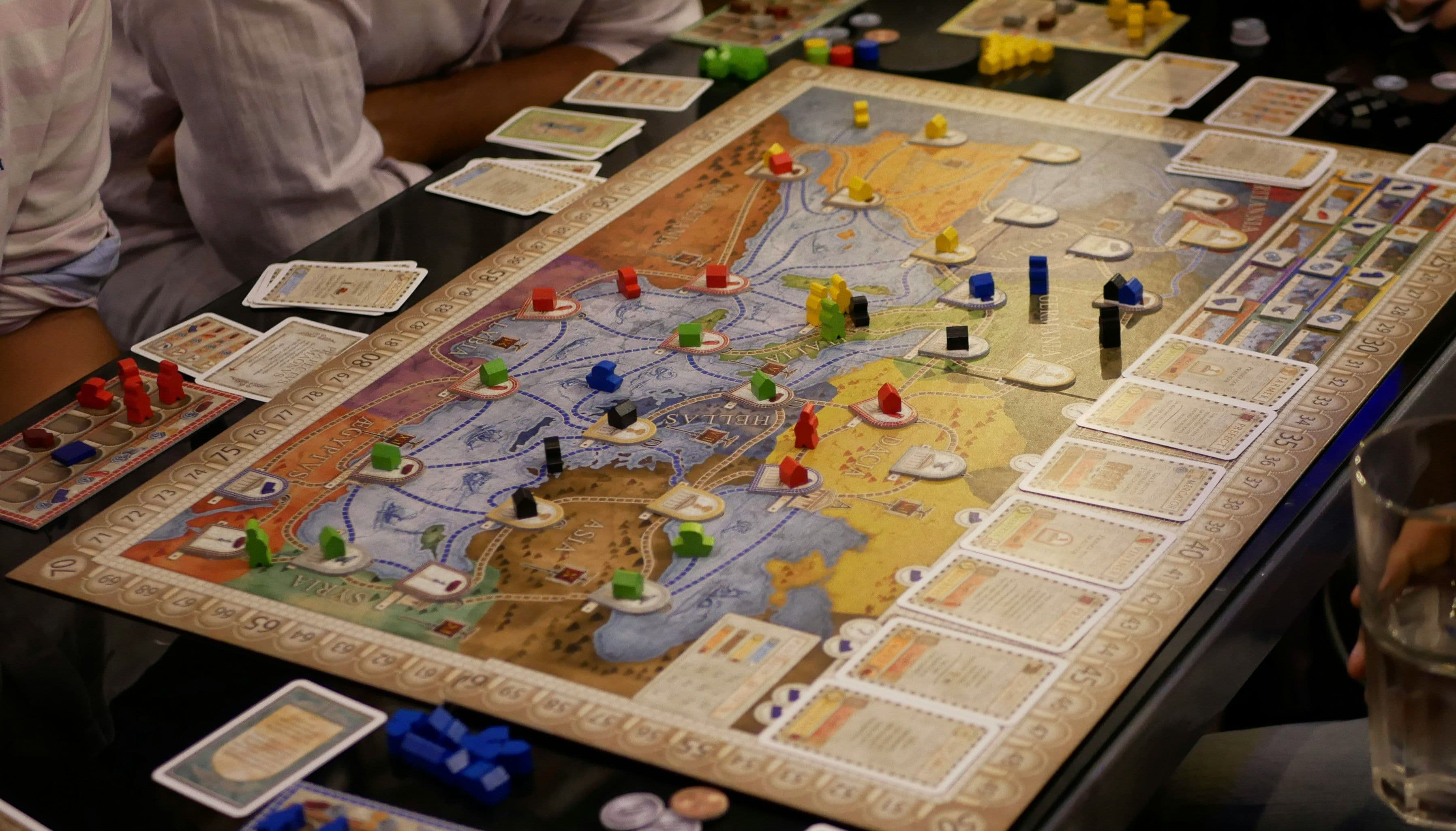 Brettspiel mit Karten und Spielfiguren