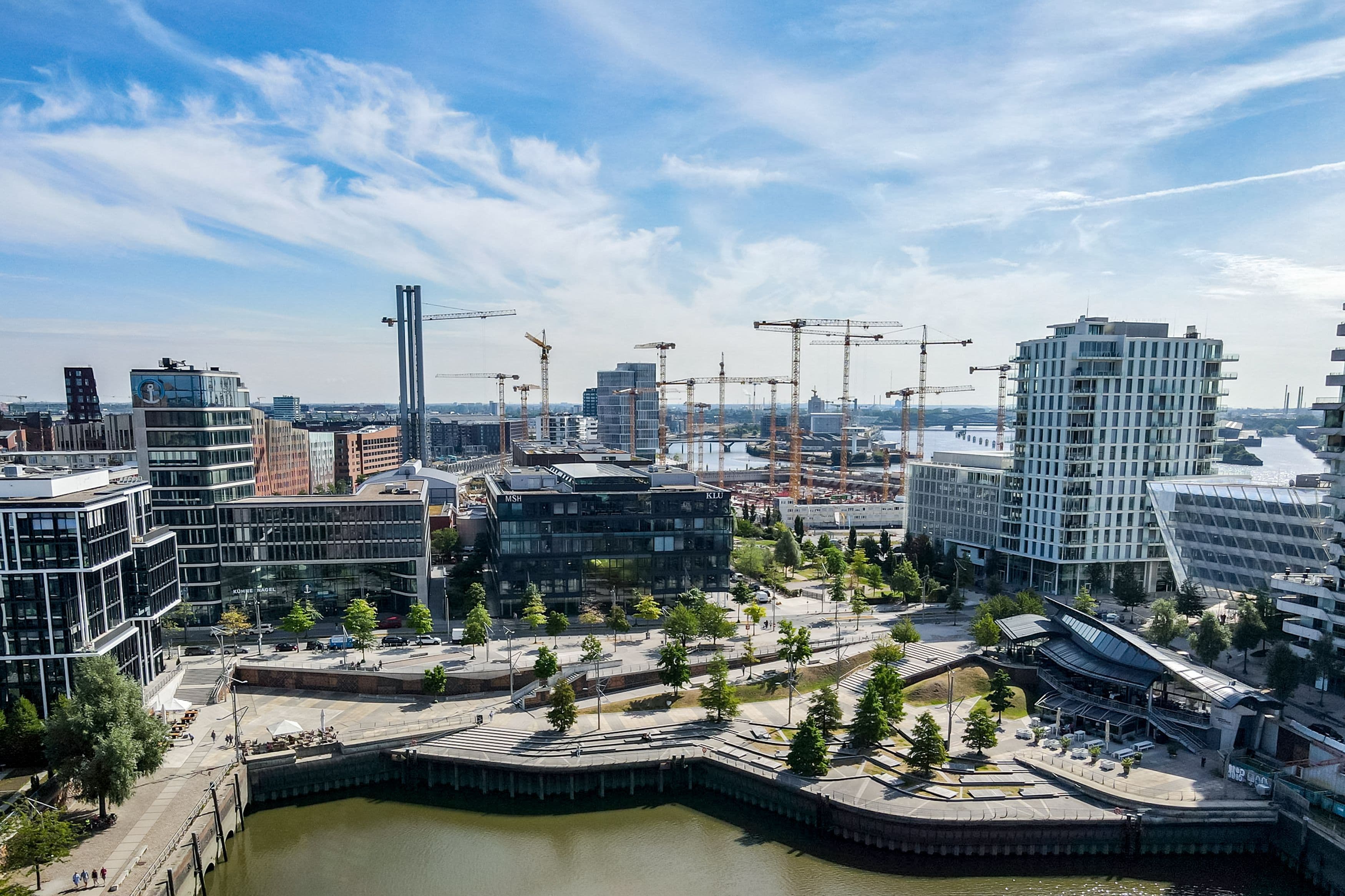 Blick auf die HafenCity mit Baukränen