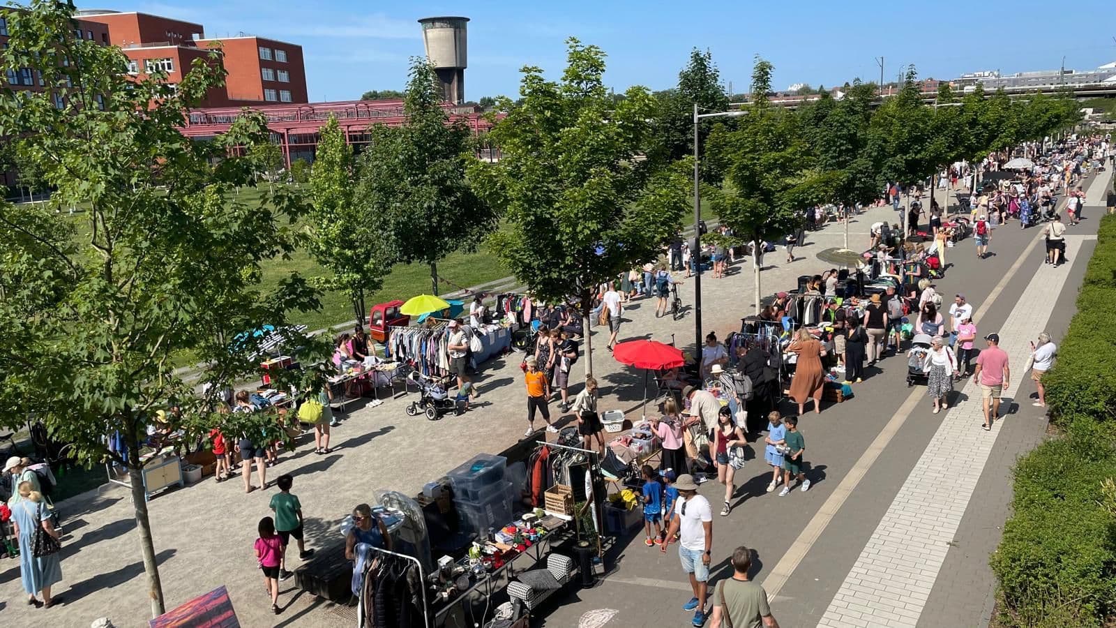Menschen laufen über einen Flohmarkt