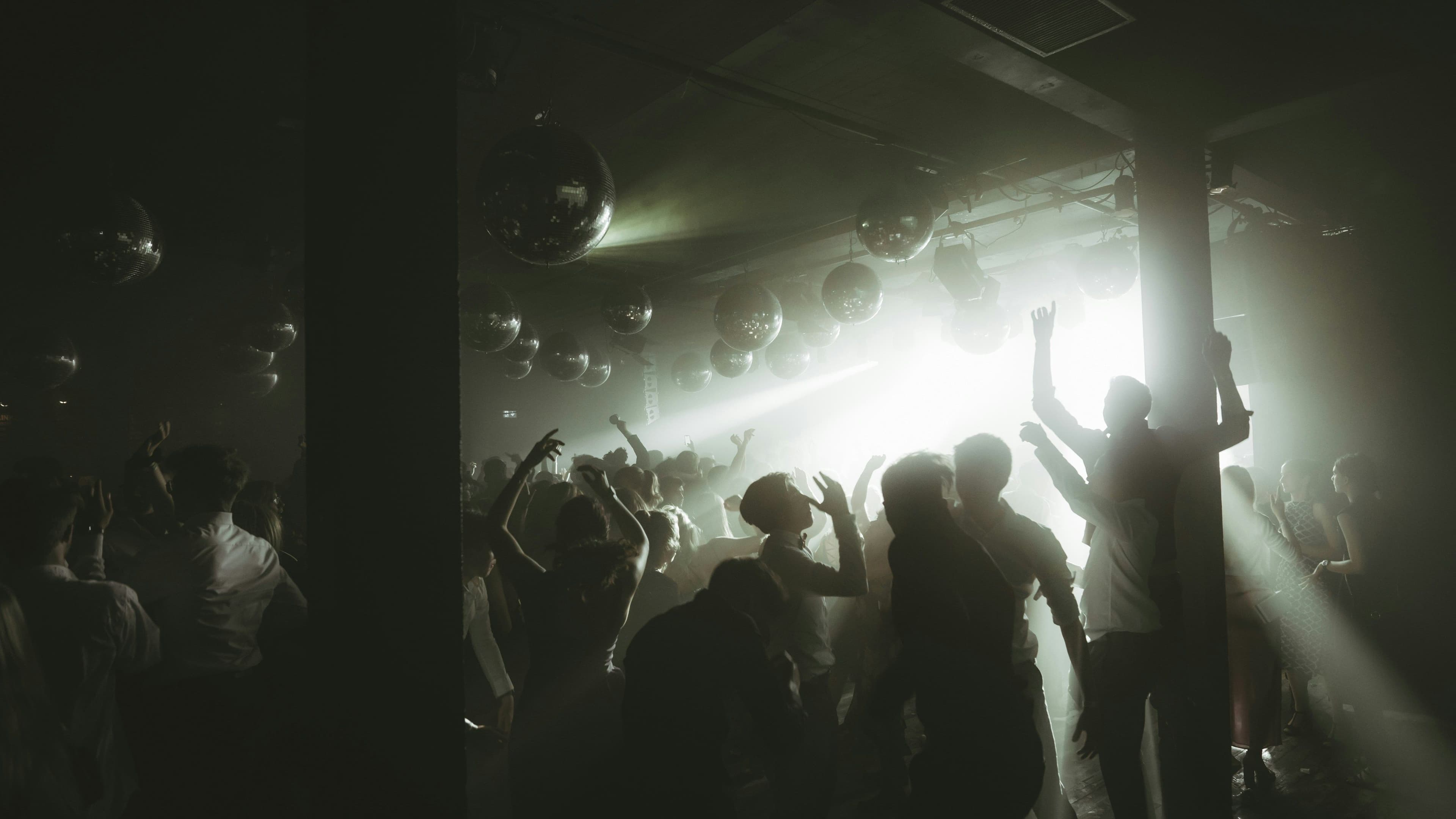 Menschen tanzen in einem Club