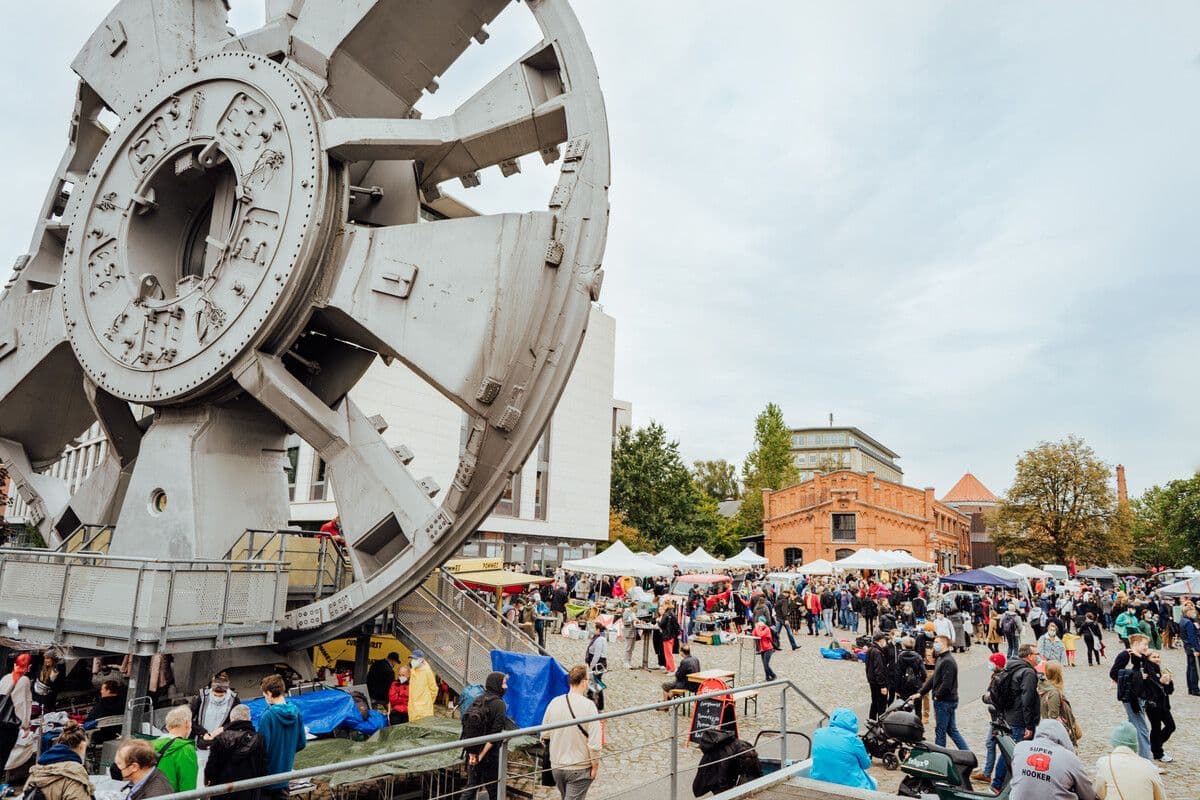 Menschen schlendern über den Kultur-Flohmarkt am Museum der Arbeit