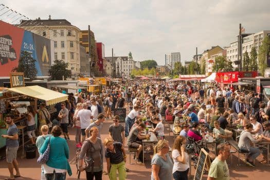Personen auf dem Spielbudenplatz beim Food Truck Festival