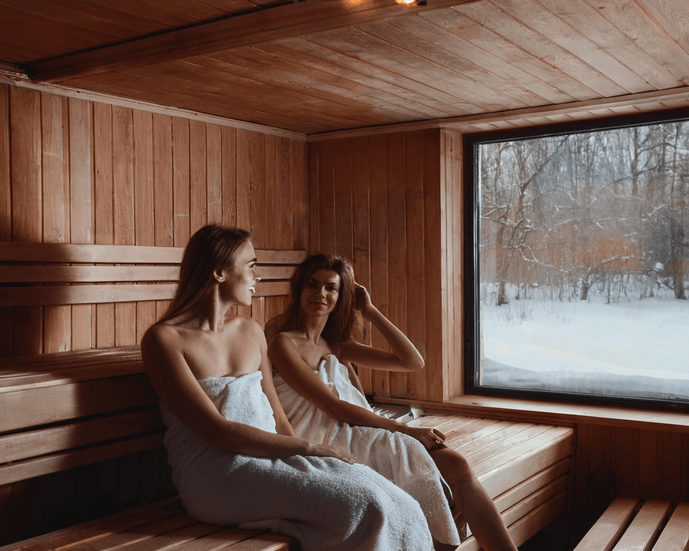 Zwei Frauen entspannen in der Ahoi Sauna