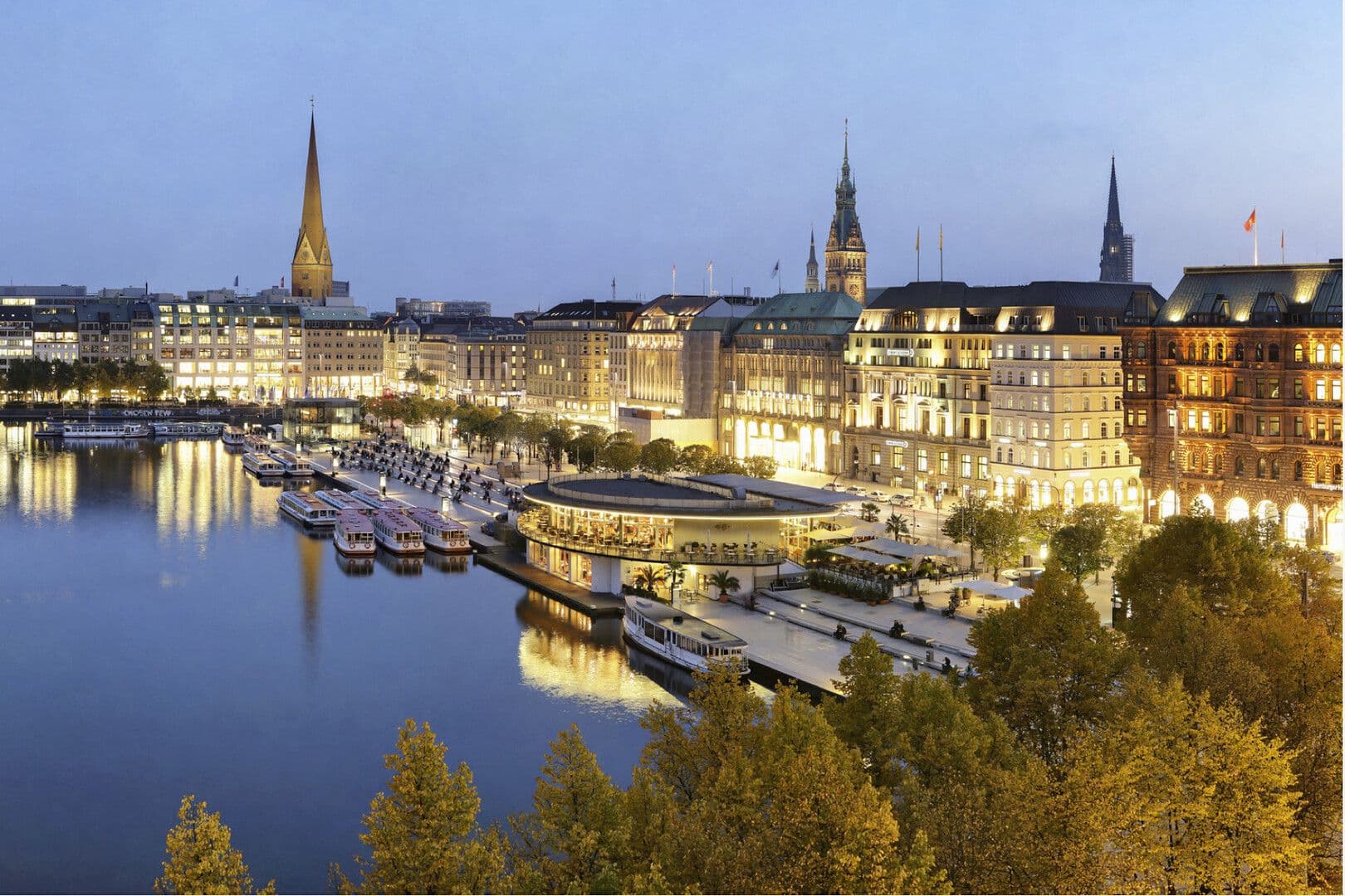 Blick auf den Alsteranleger Jungfernstieg am Abend