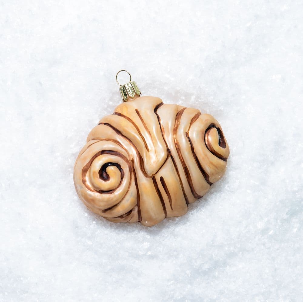 Eine Franzbrötchen-Weihnachtskugel