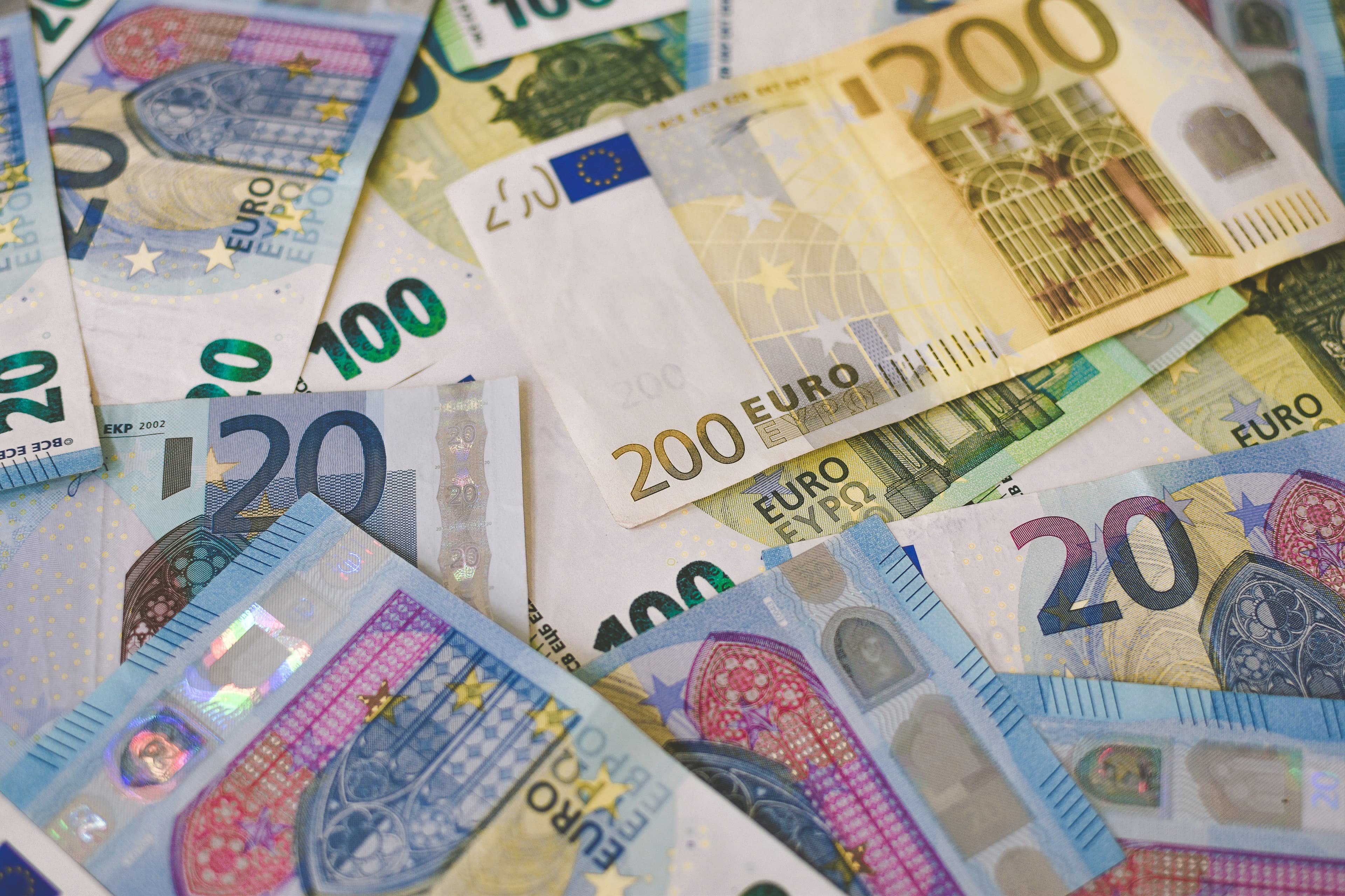Ein Haufen voller vieler verschiedener Euro-Scheine