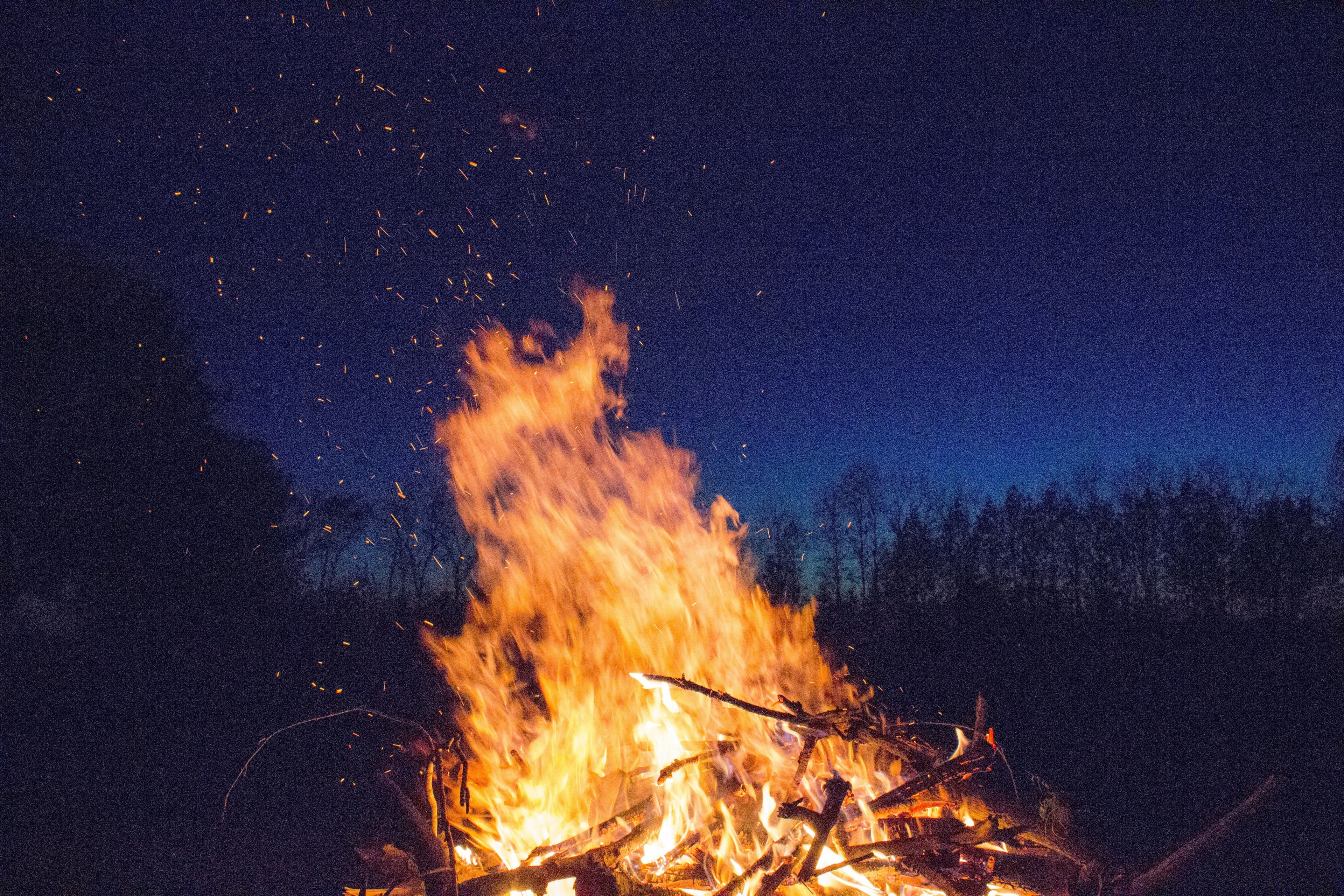 Ein großes Lagerfeuer bei Nacht