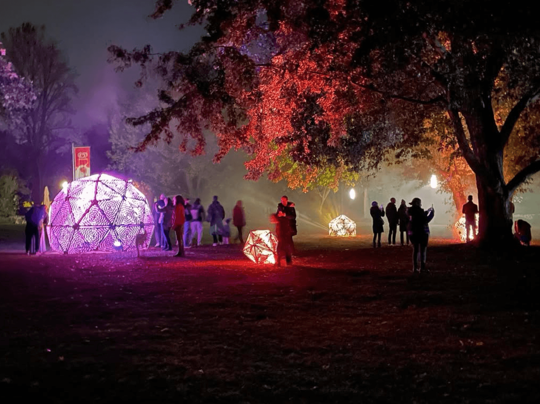 Lichtinstallationen und Menschen in einem Park