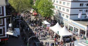 Das Osterstraßenfest von oben mit Zelten und Personen.