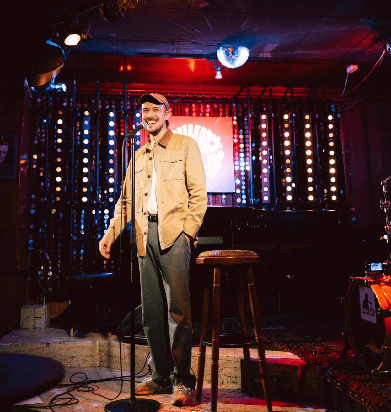 Comedian Fred Costea auf der Bühne bei Schnack Stand Up