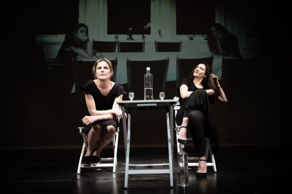 Zwei Schauspielerinnen auf der Bühne