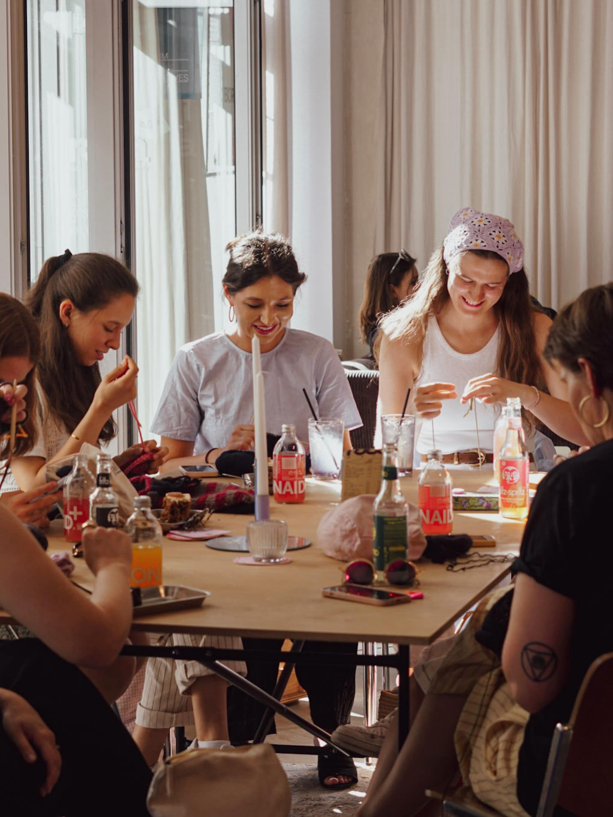 Strickende Frauen bei einem Event des Knittingclubs