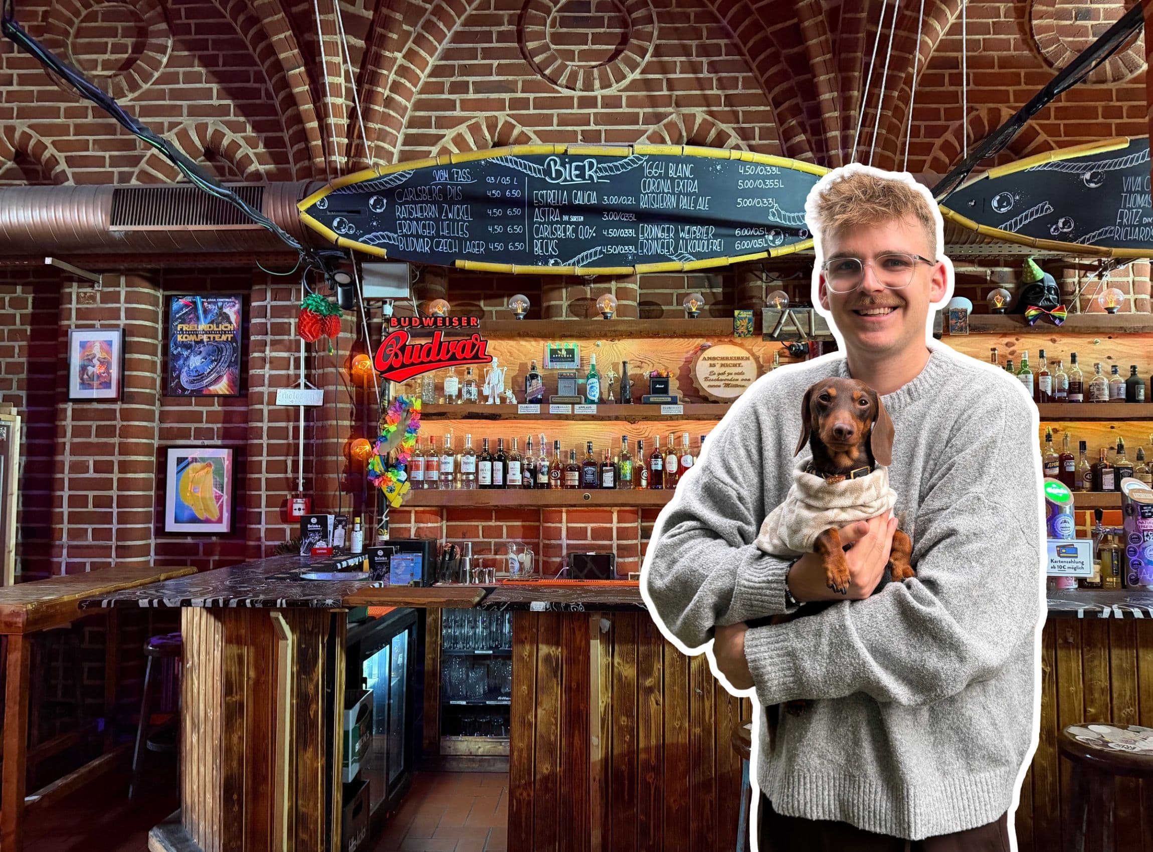 Leon und sein Hund Fiete mit dem Freundlich & Kompetent im Hintergrund