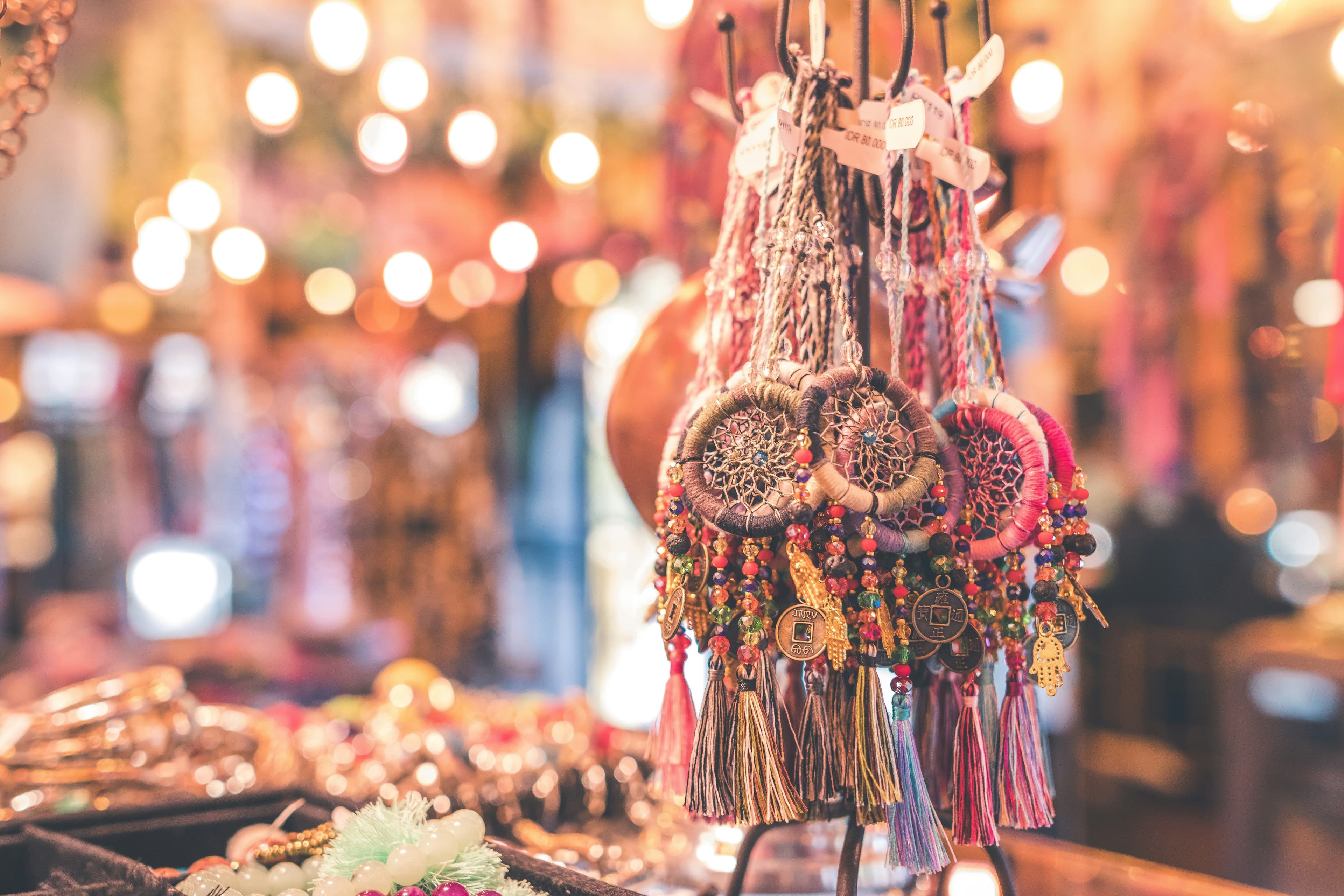 handgemachter Schmuck und kleine Traumfänger werden auf einem Markt ausgestellt