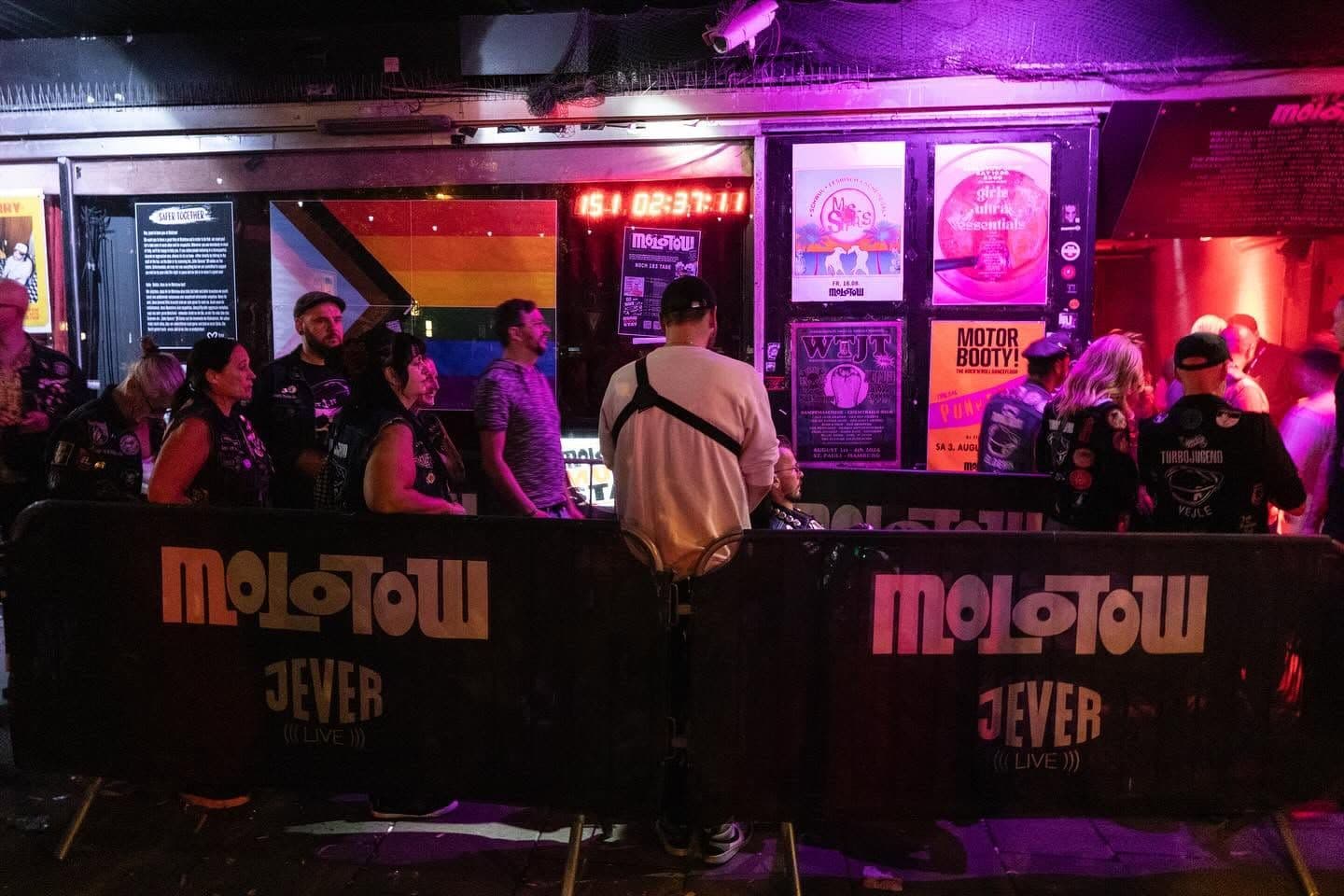 Einige Menschen stehen vor dem Molotow