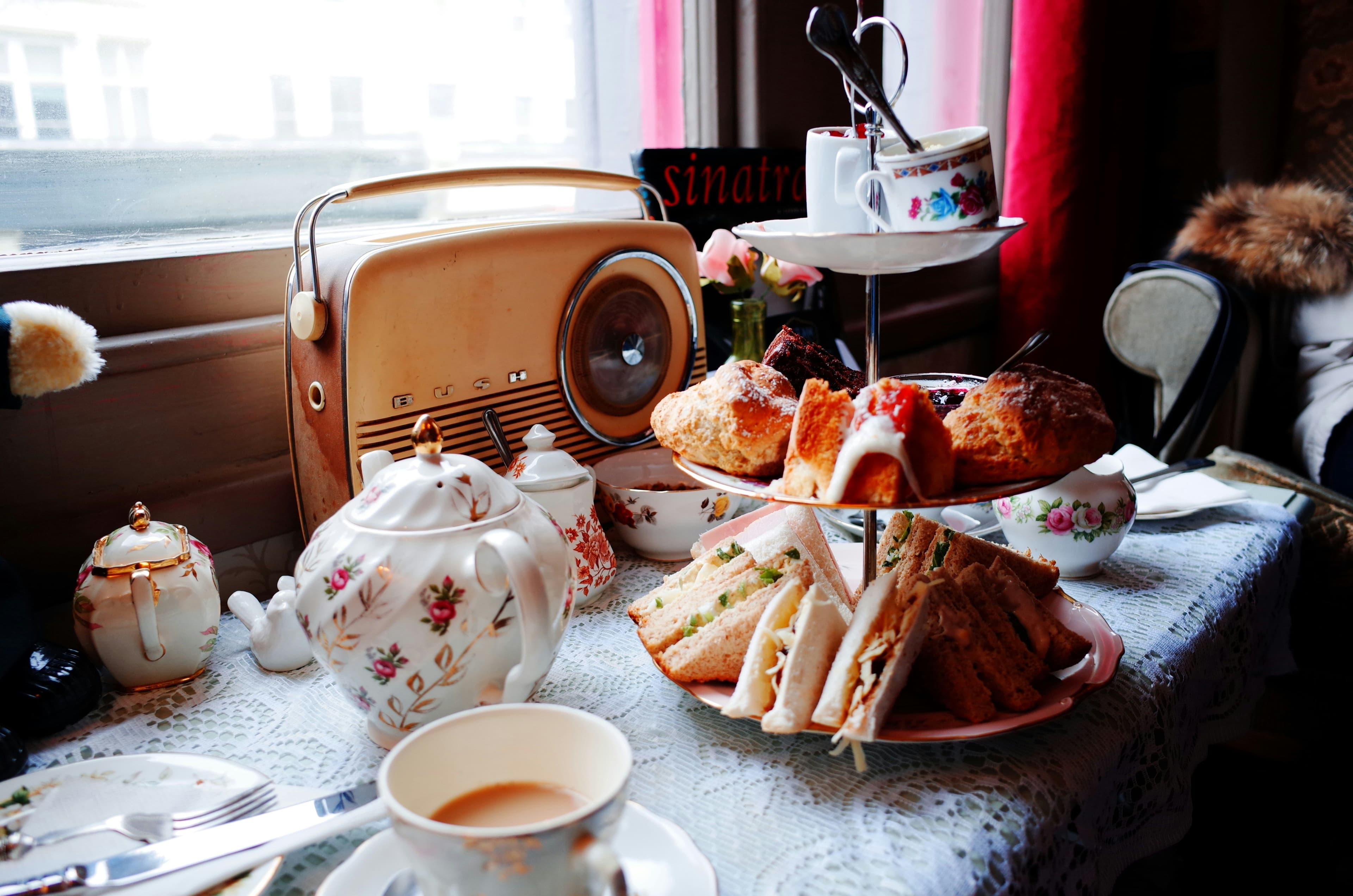 Tea Time mit Etagere und geblümtem Porzellan
