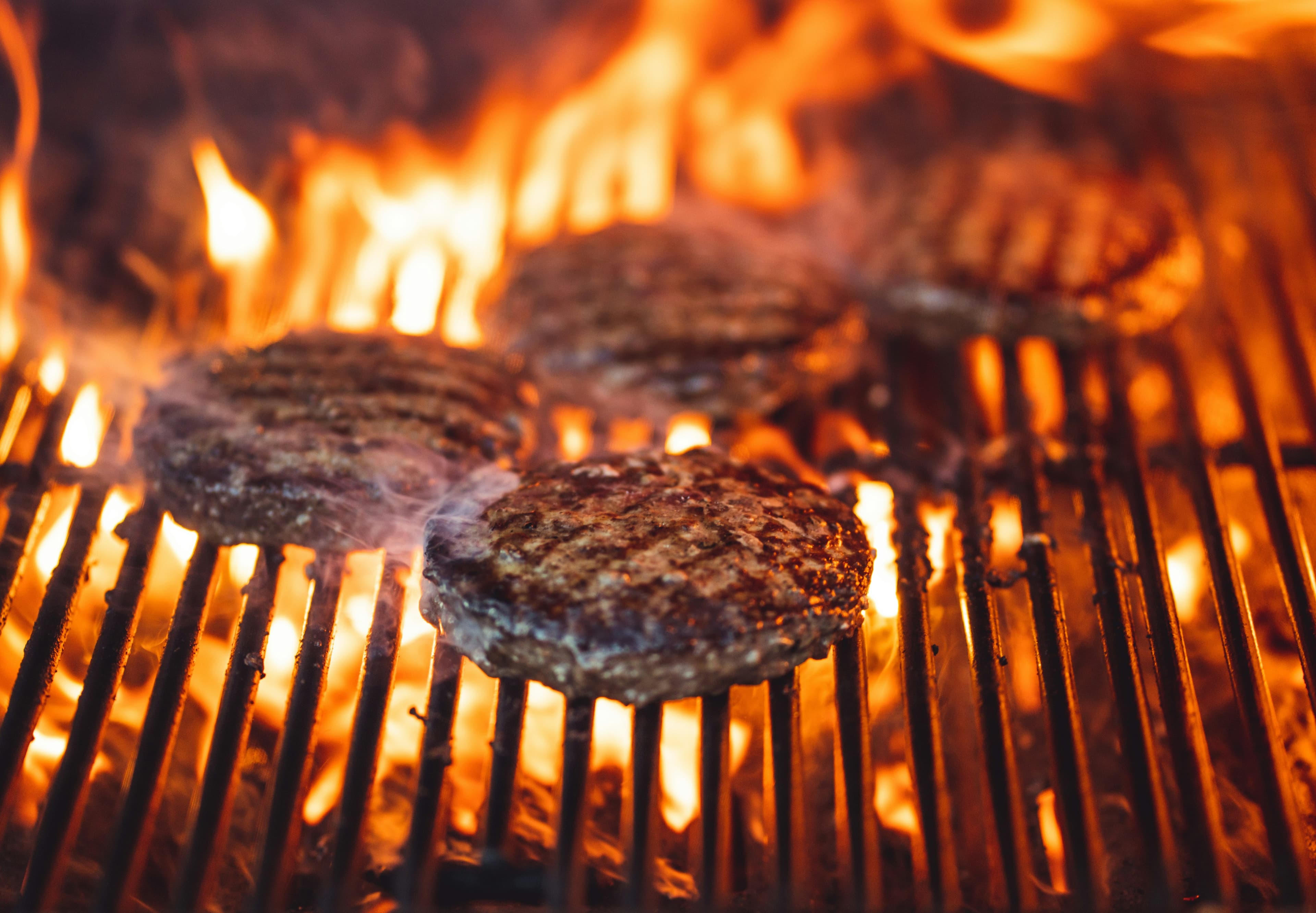 Burger Patties grillen auf einem Rost