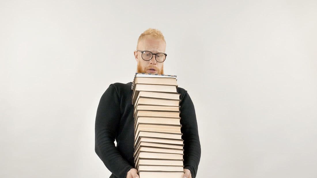 Autor Stephan Funke mit Büchern