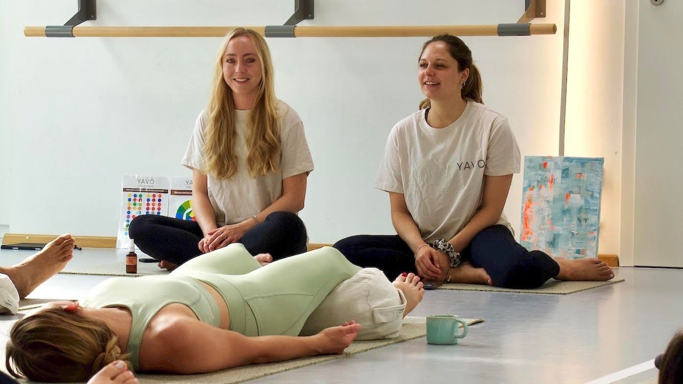 Farbflaschen stehen auf einem Tisch im Grünen
