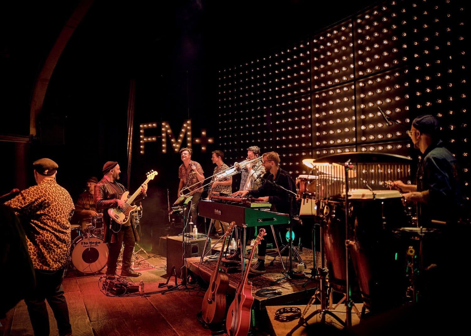 The Ruffcats performen mit ihren Instrumenten auf einer Bühne