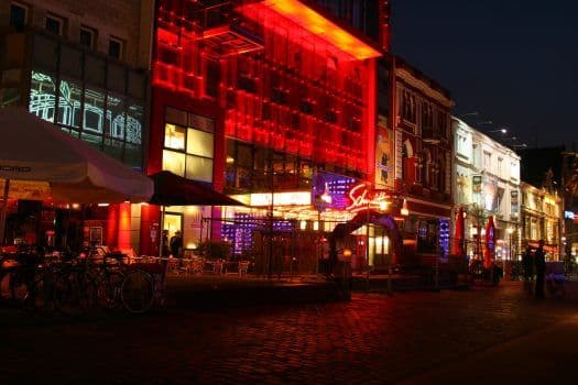 Die beleuchtete Reeperbahn bei Nacht