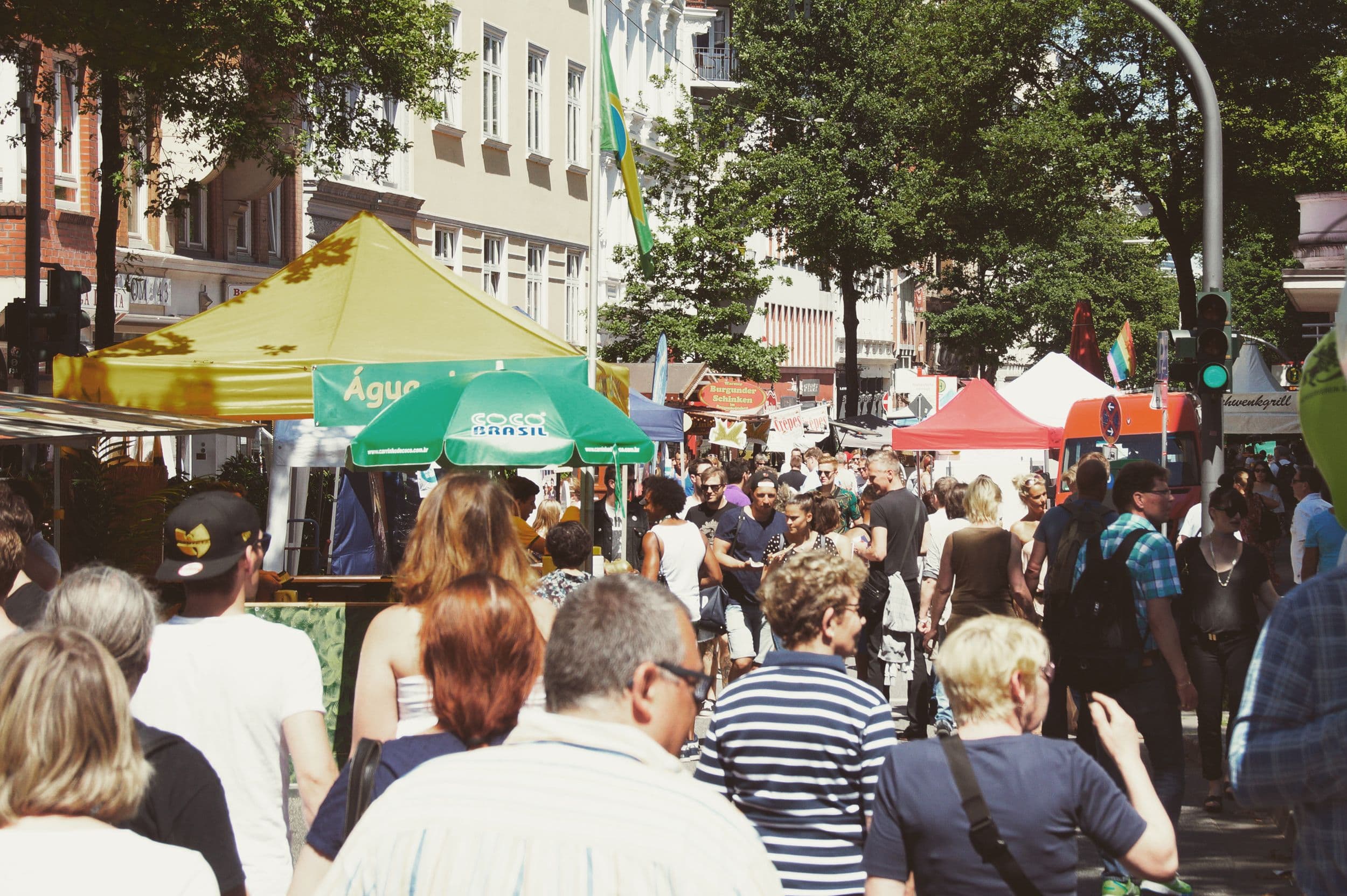 Menschen laufen auf der mit Ständen gefüllten Langen Reihe entlang
