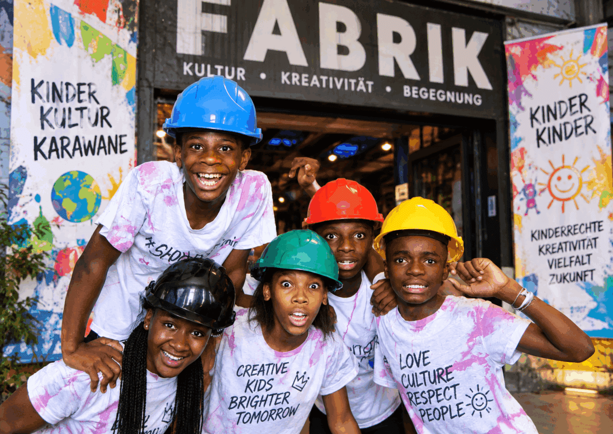 Kinder vor der Fabrik