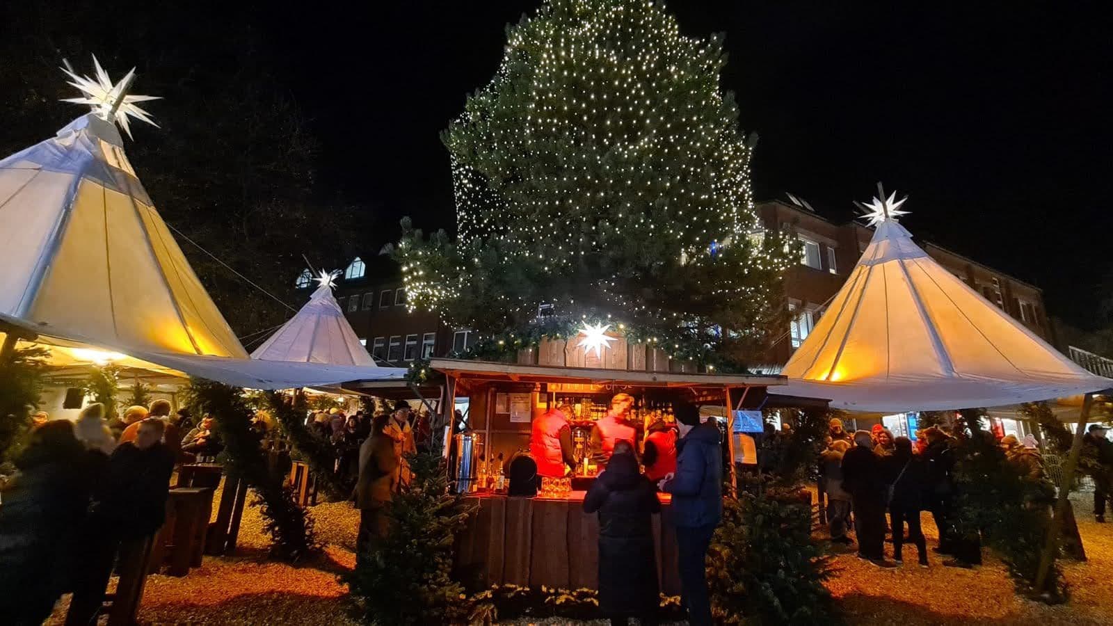 Beleuchtete Tipi-Zelte rund um den beleuchteten Weihnachtsbaum auf dem Tibarg.