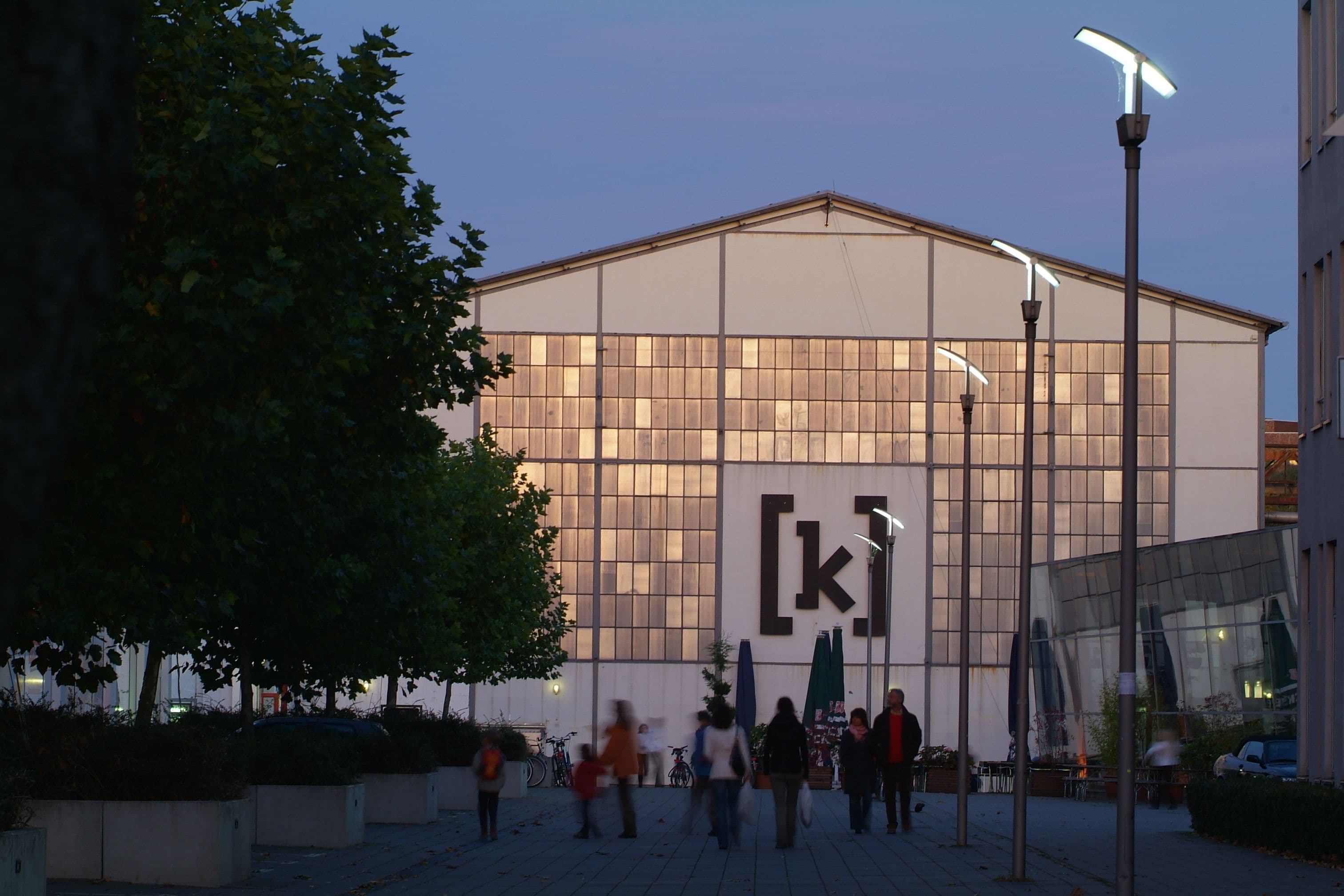 Außenansicht von Kampnagel im Dunkeln