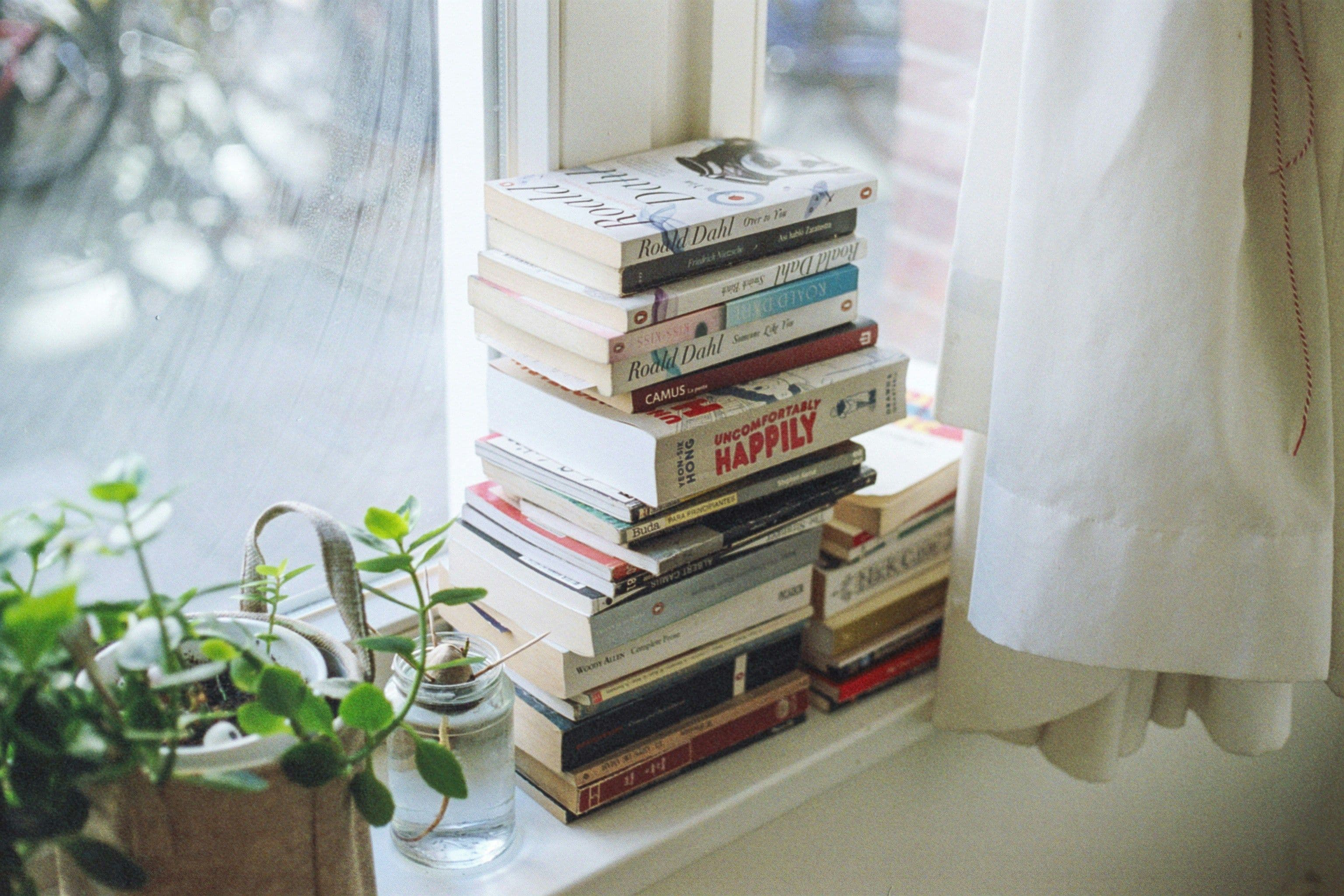 Ein Stapel Bücher auf einer Fensterbank