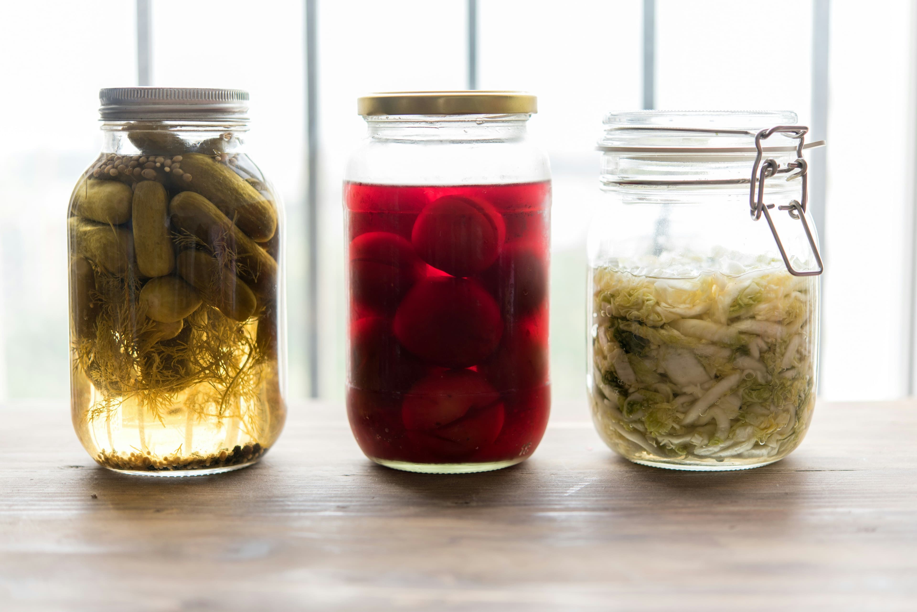 Drei Gläser mit fermentierten Lebensmitteln