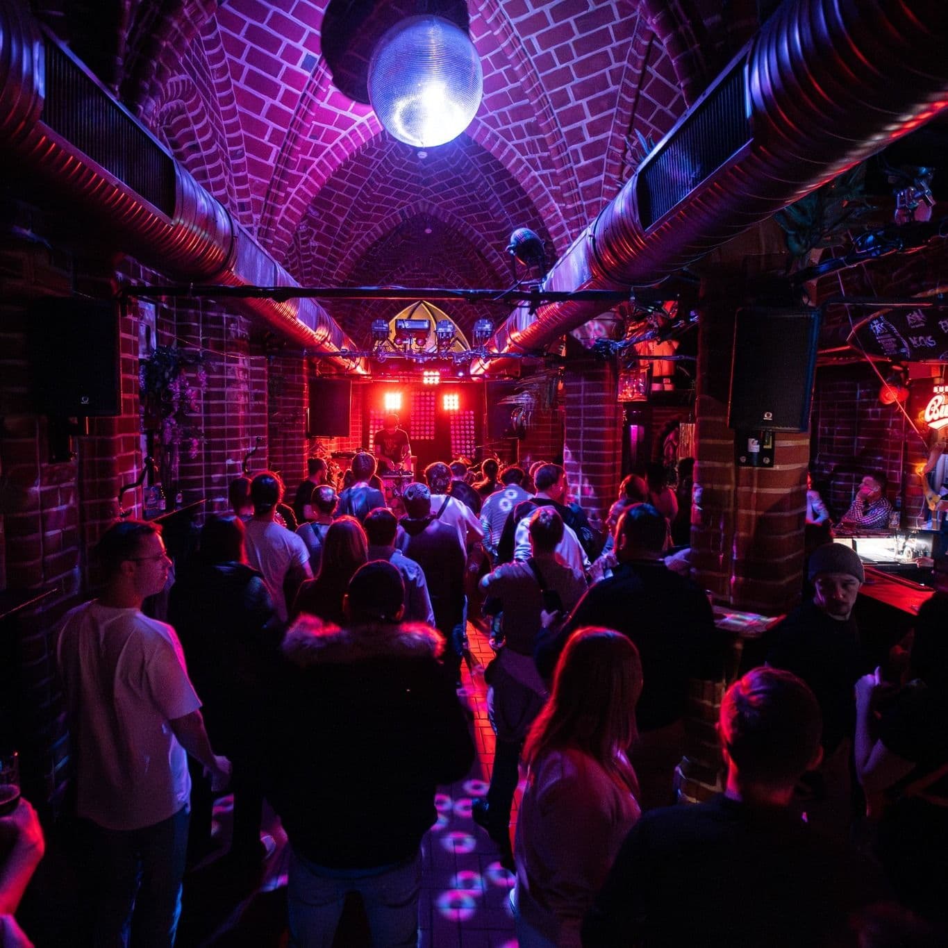 Personen machen Party im Freundlich und Kompetent