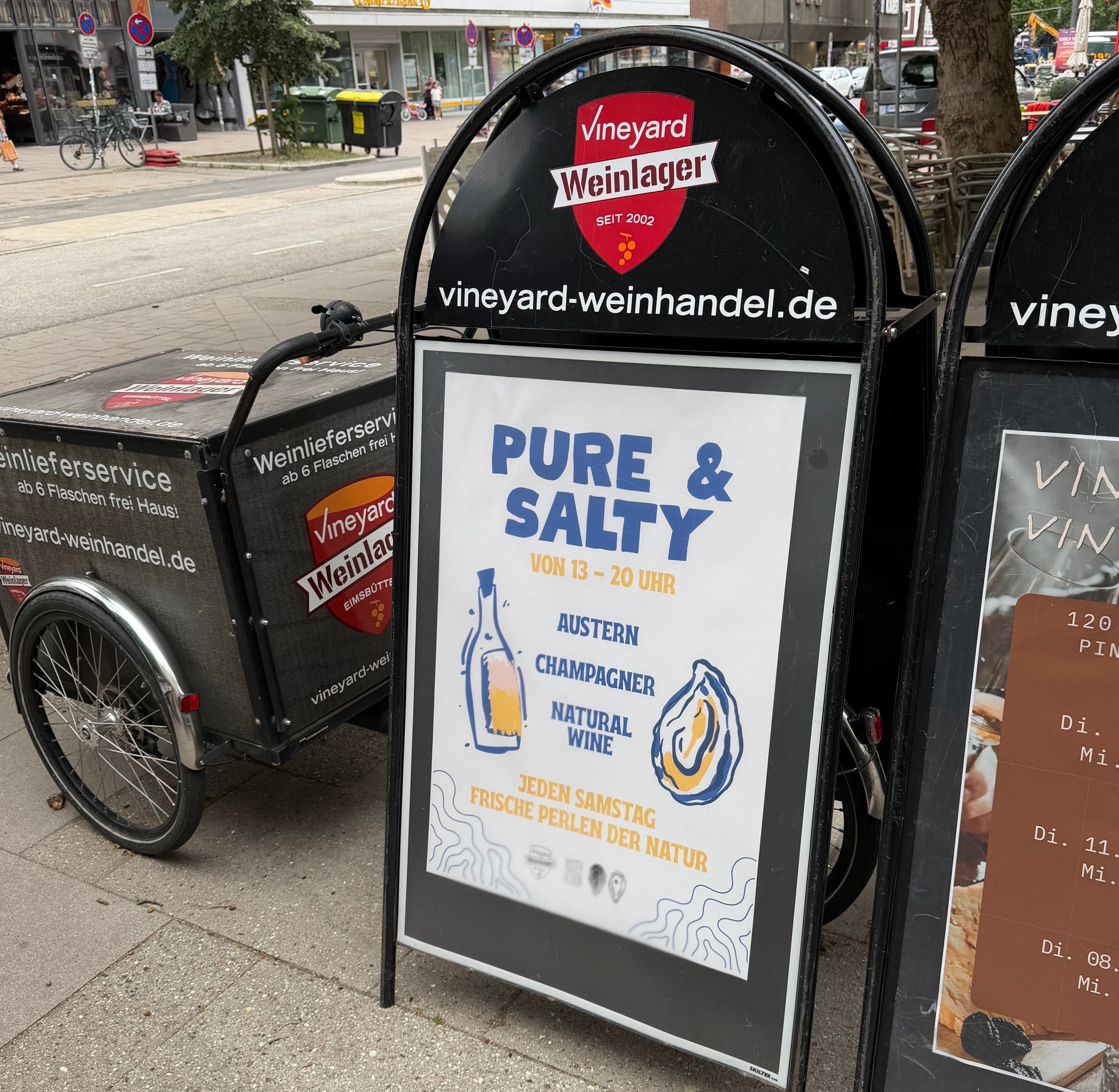 Schild vor der Weinbar Vineyard mit der Aufschrift "Pure & Salty"