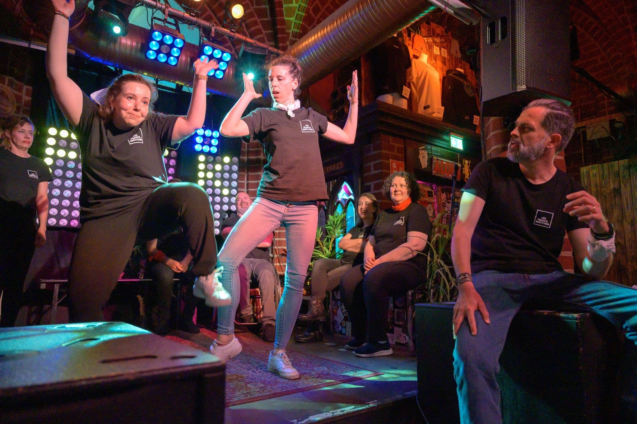 Personen spielen Improtheater auf der Bühne