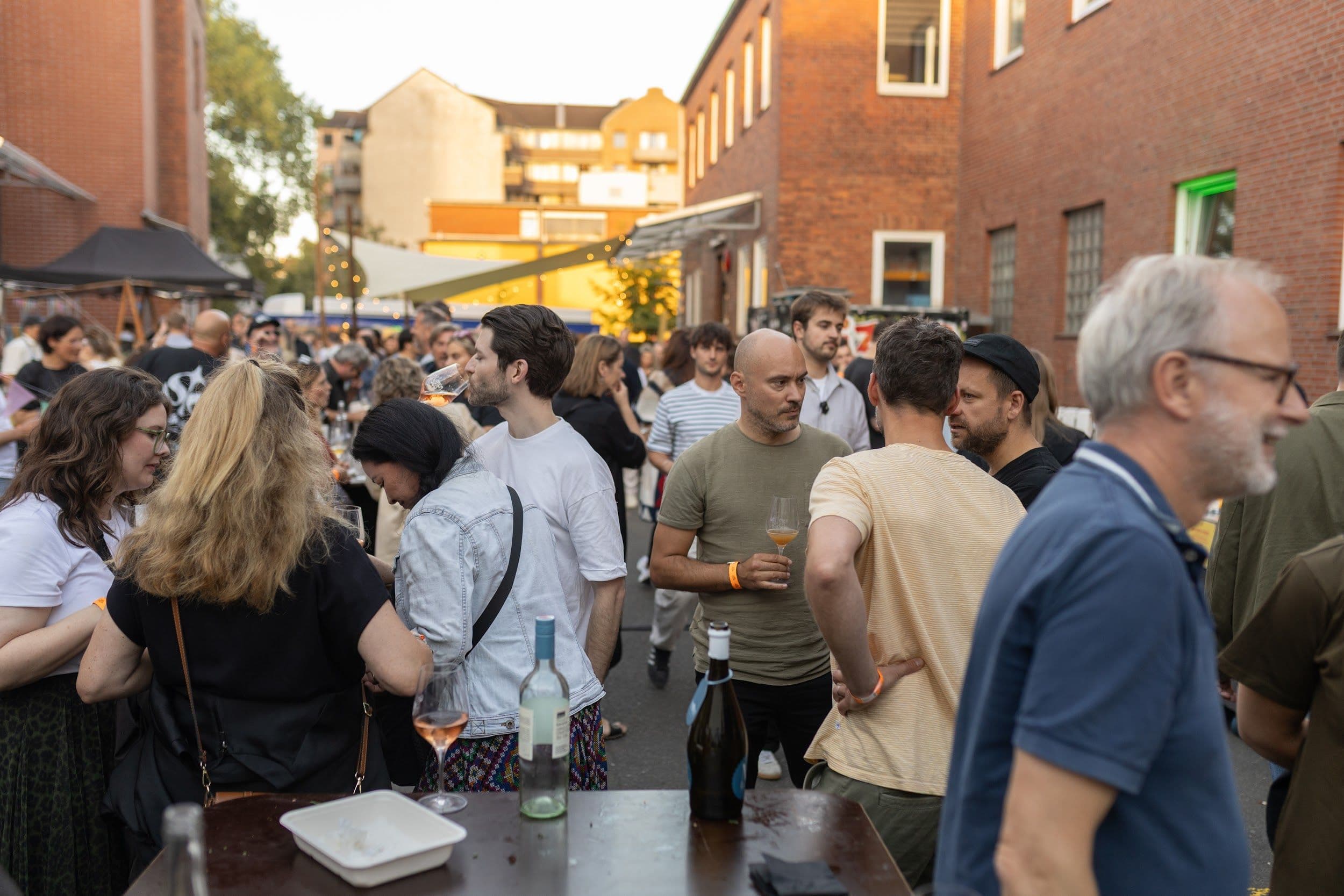 Besucher:innen bei der Gaumendisco