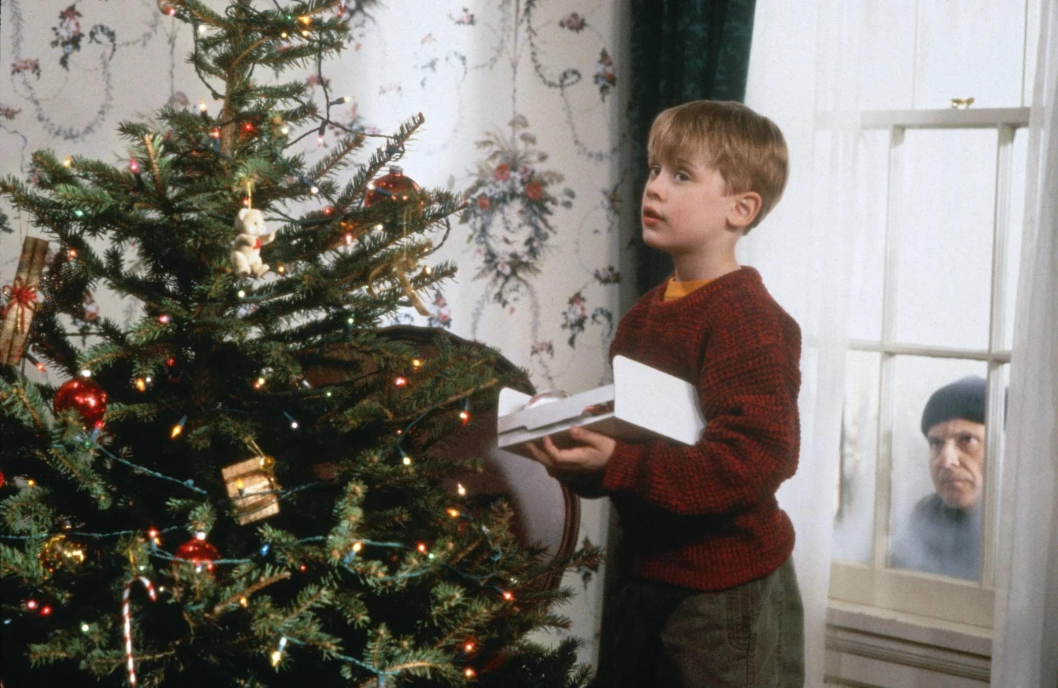 Kevin steht vor einem Weihnachtsbaum