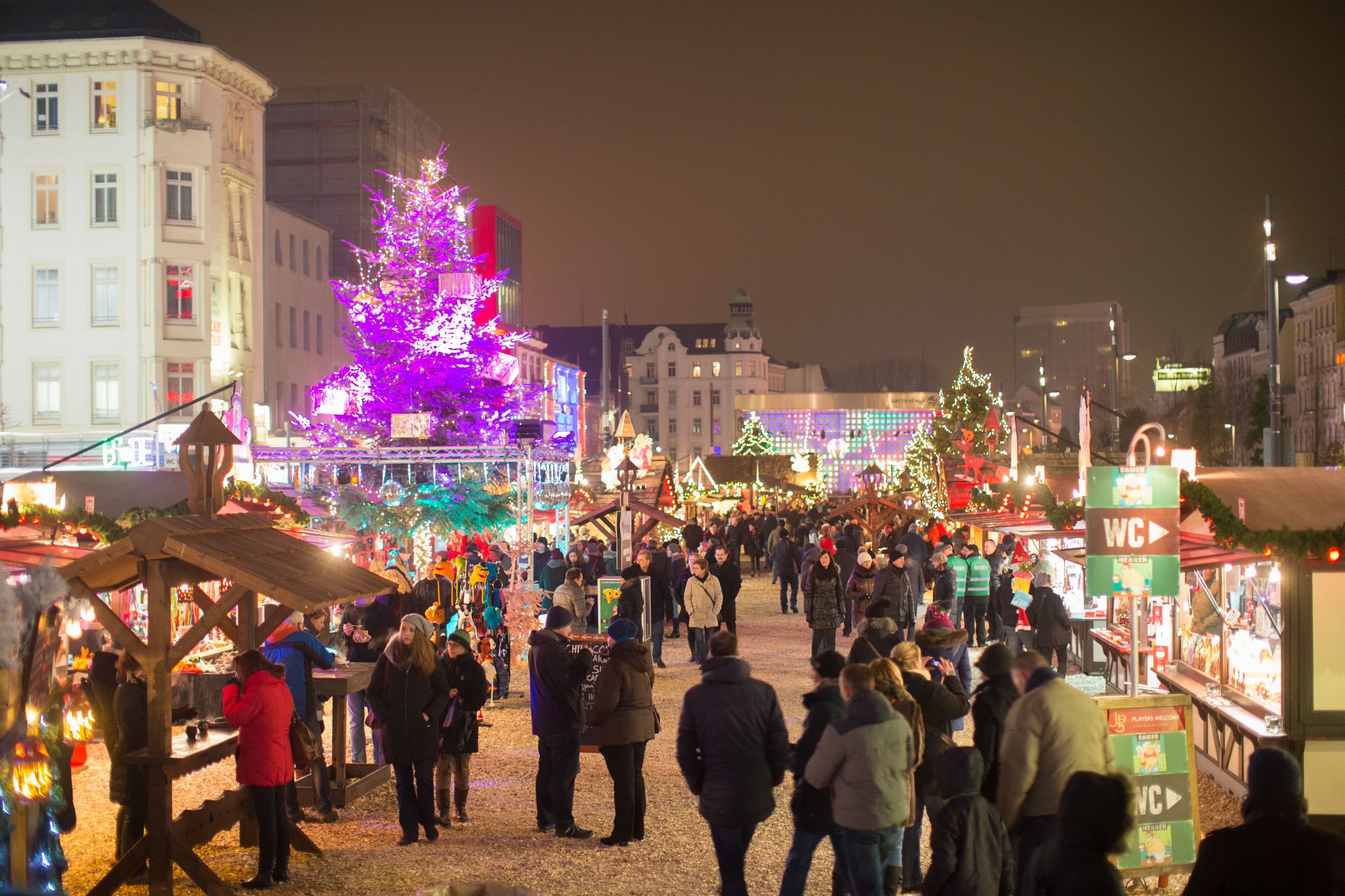 Menschen laufen über den Weihnachtsmarkt am Spielbudenplatz