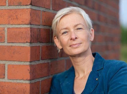 Dörte Hansen vor einer Backsteinmauer