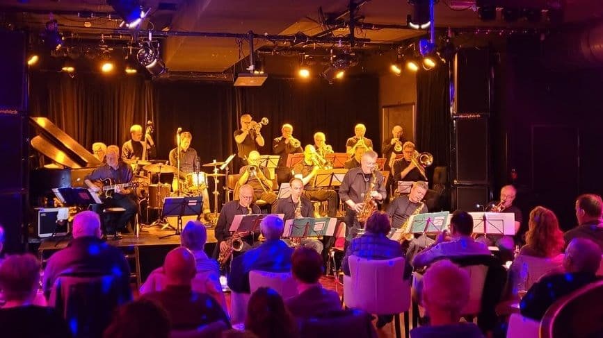 Big Band spielt vor Publikum auf einer Bühne