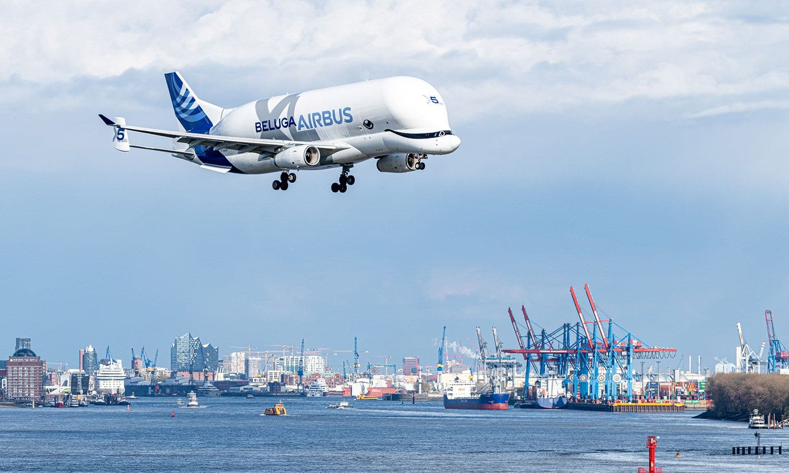 Ein Airbus Beluga im Landeanflug über Hamburg
