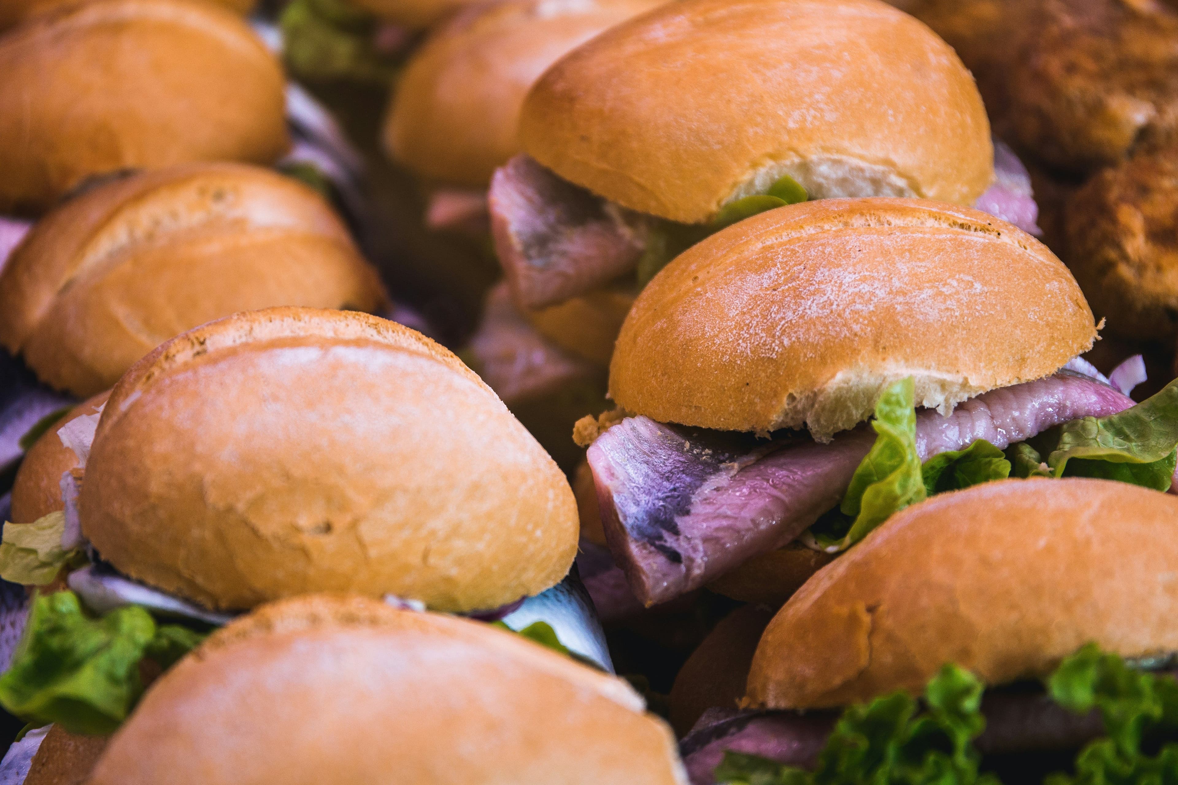 Eine Menge belegter Fischbrötchen