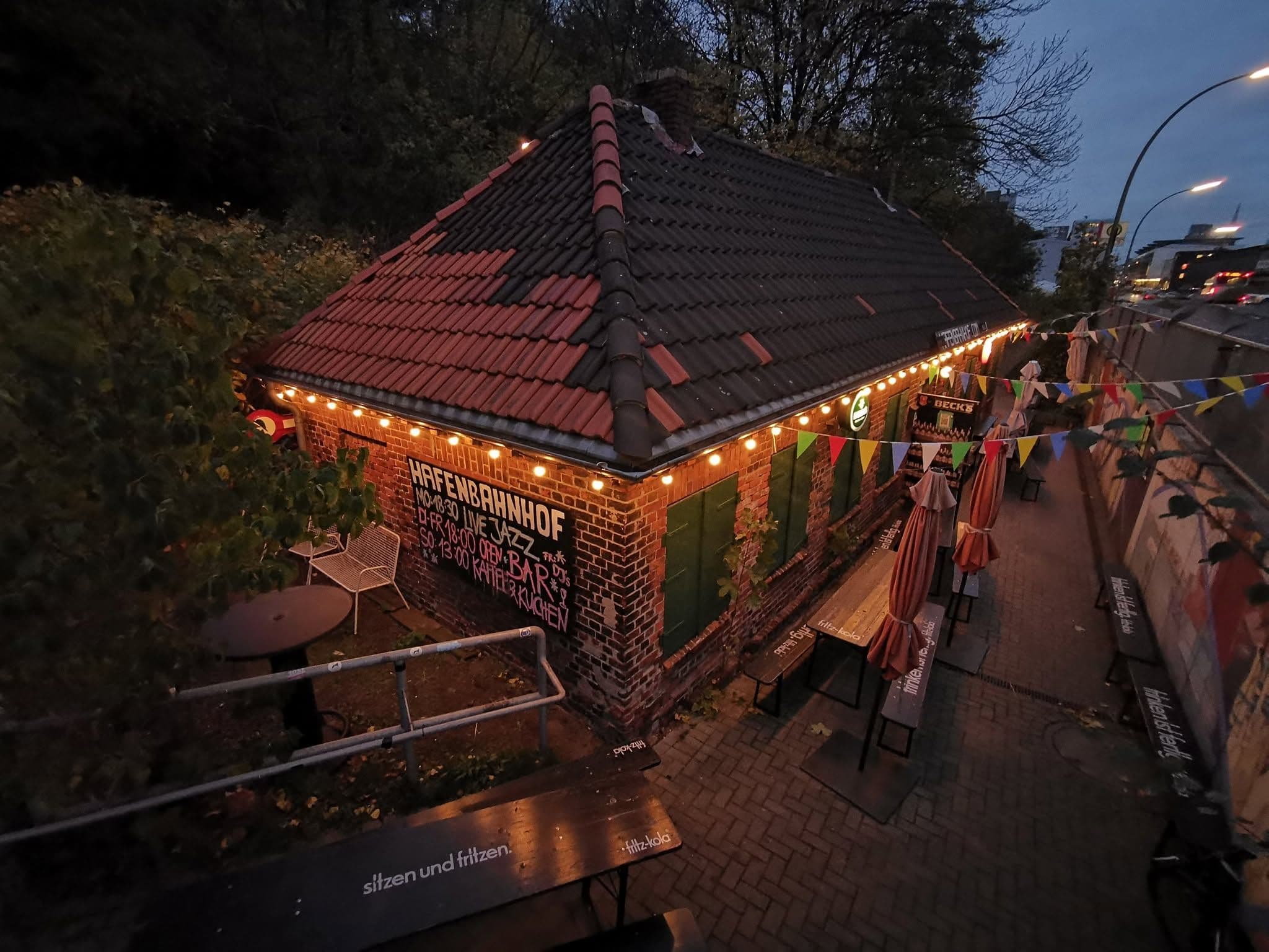 Außenansicht des Hafenbahnhofs im Dunkeln