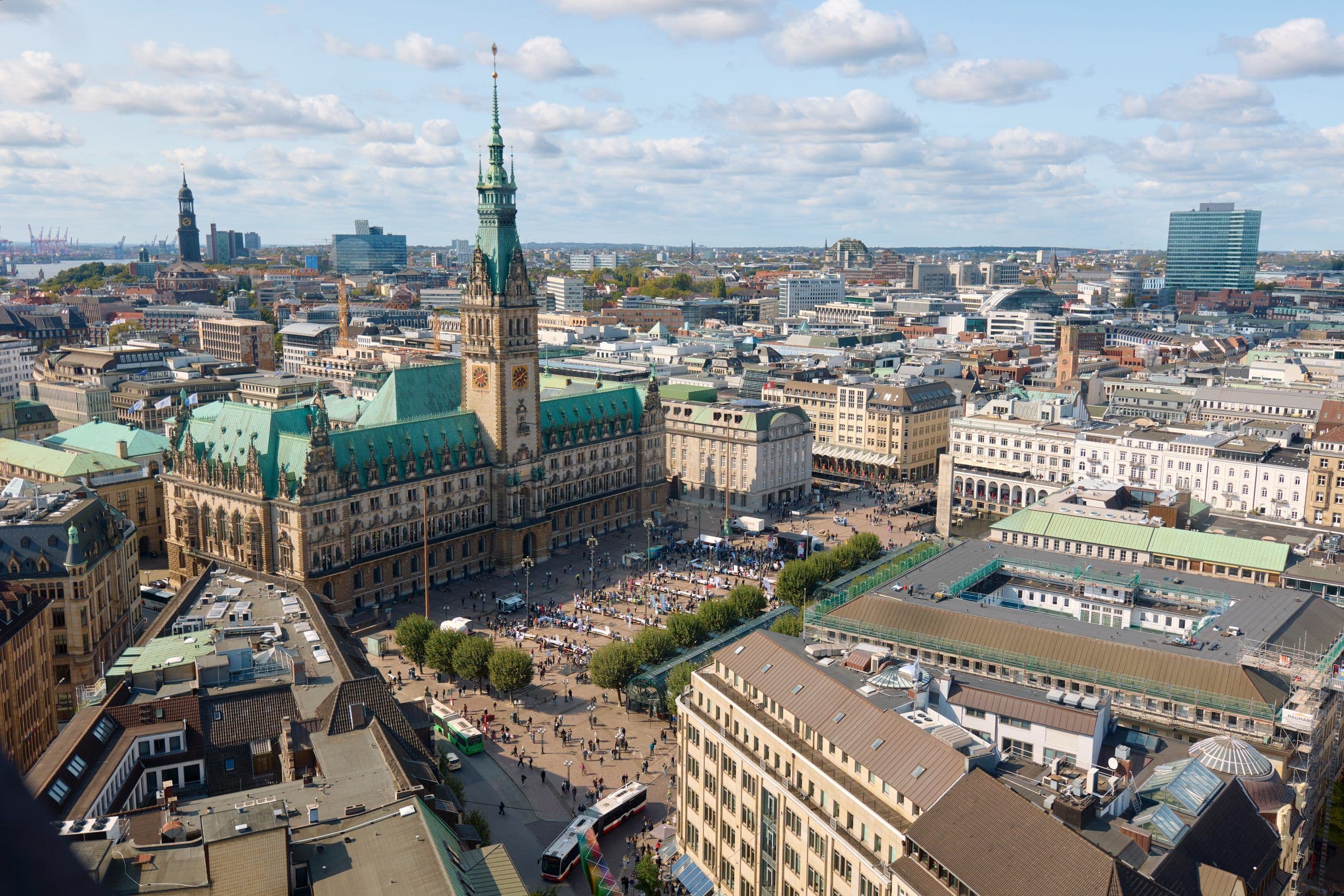 Blick von oben auf lange Tische, die auf dem Hamburger Rathausmarkt stehen