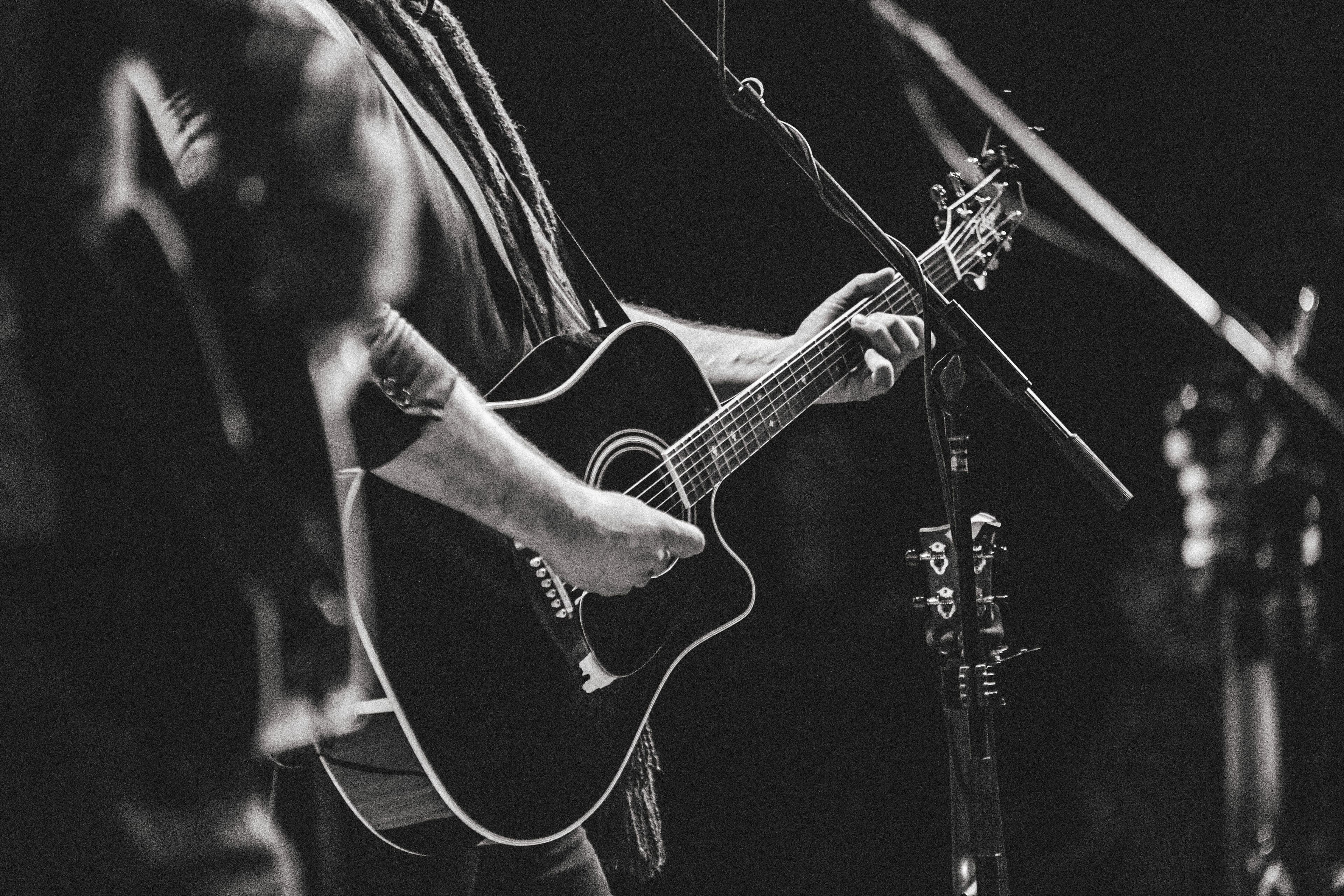 Eine Person spielt Gitarre