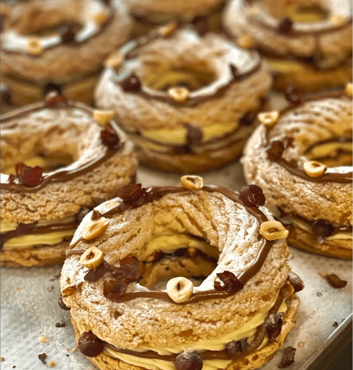 Süßes Gebäck mit Schokolade und Haselnüssen