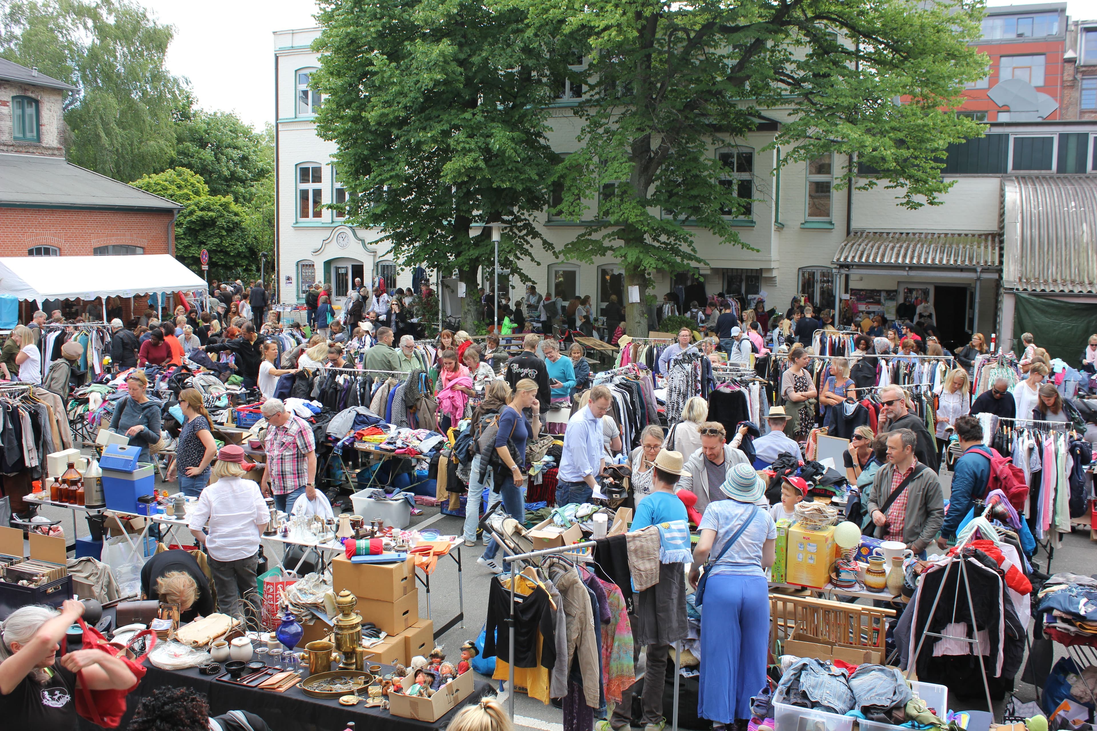 Personen auf dem Flohmarkt am Goldbekhaus