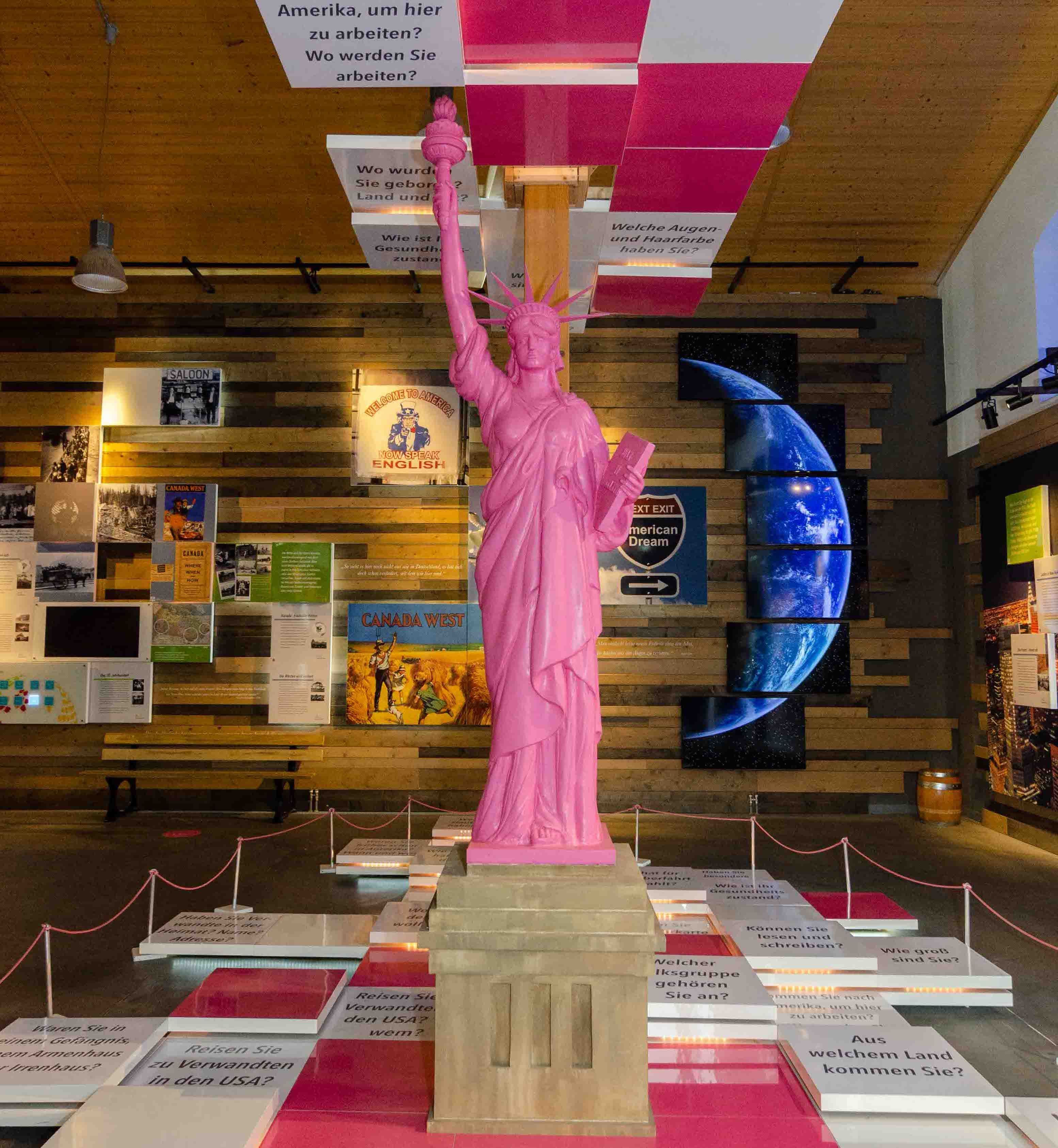 Pinke Freiheitsstatue im Auswanderermuseum BallinStadt