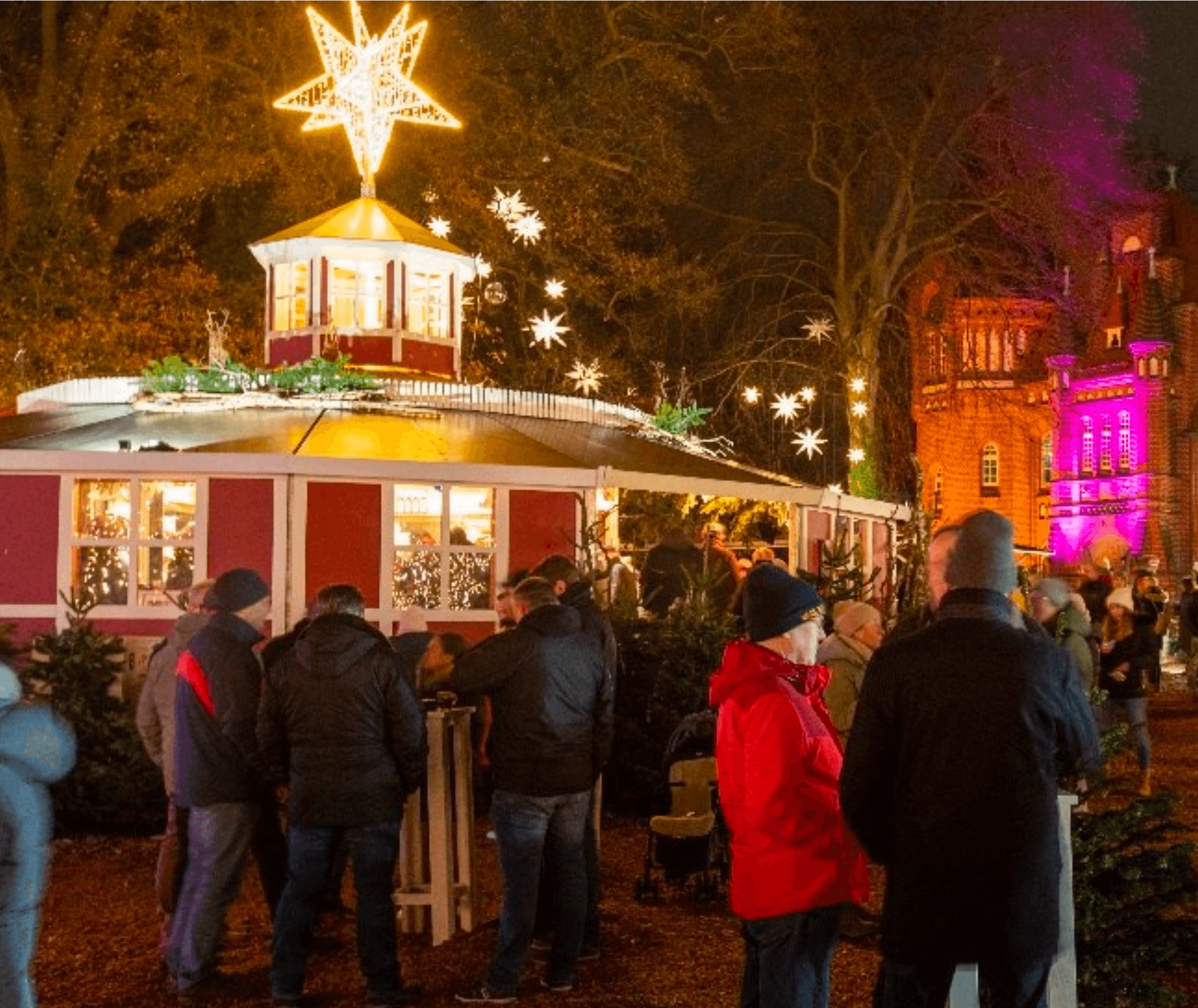 Blick auf den Bergedorfer Weihnachtsmarkt am Abend
