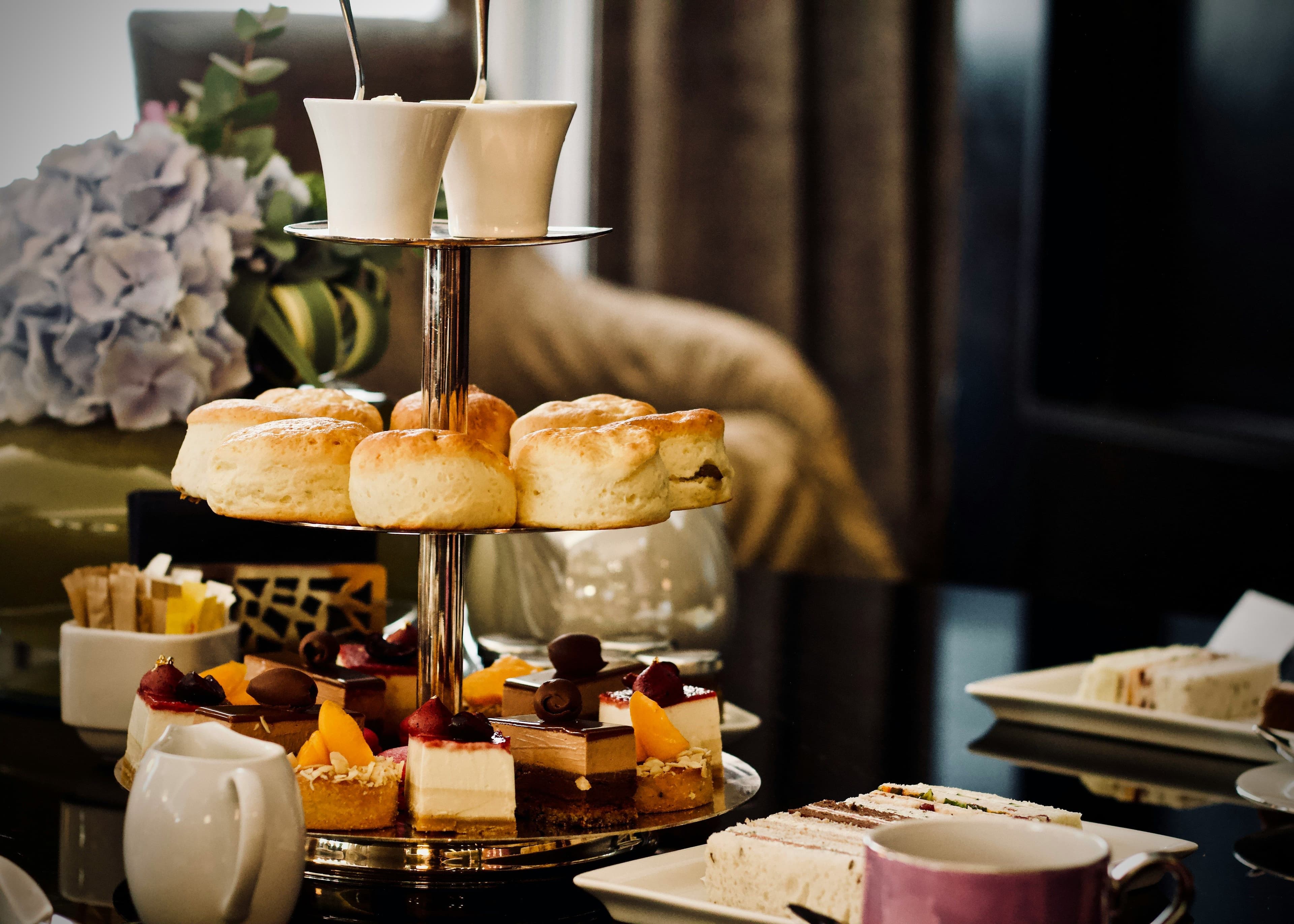 Britische Etagere mit Scones