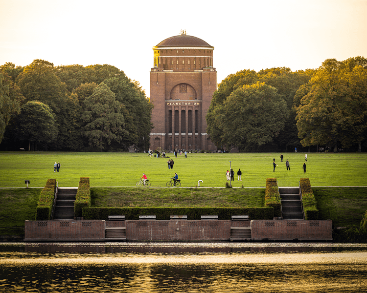 Goldene Stunde im Stadtpark mit Blick auf das Planetarium